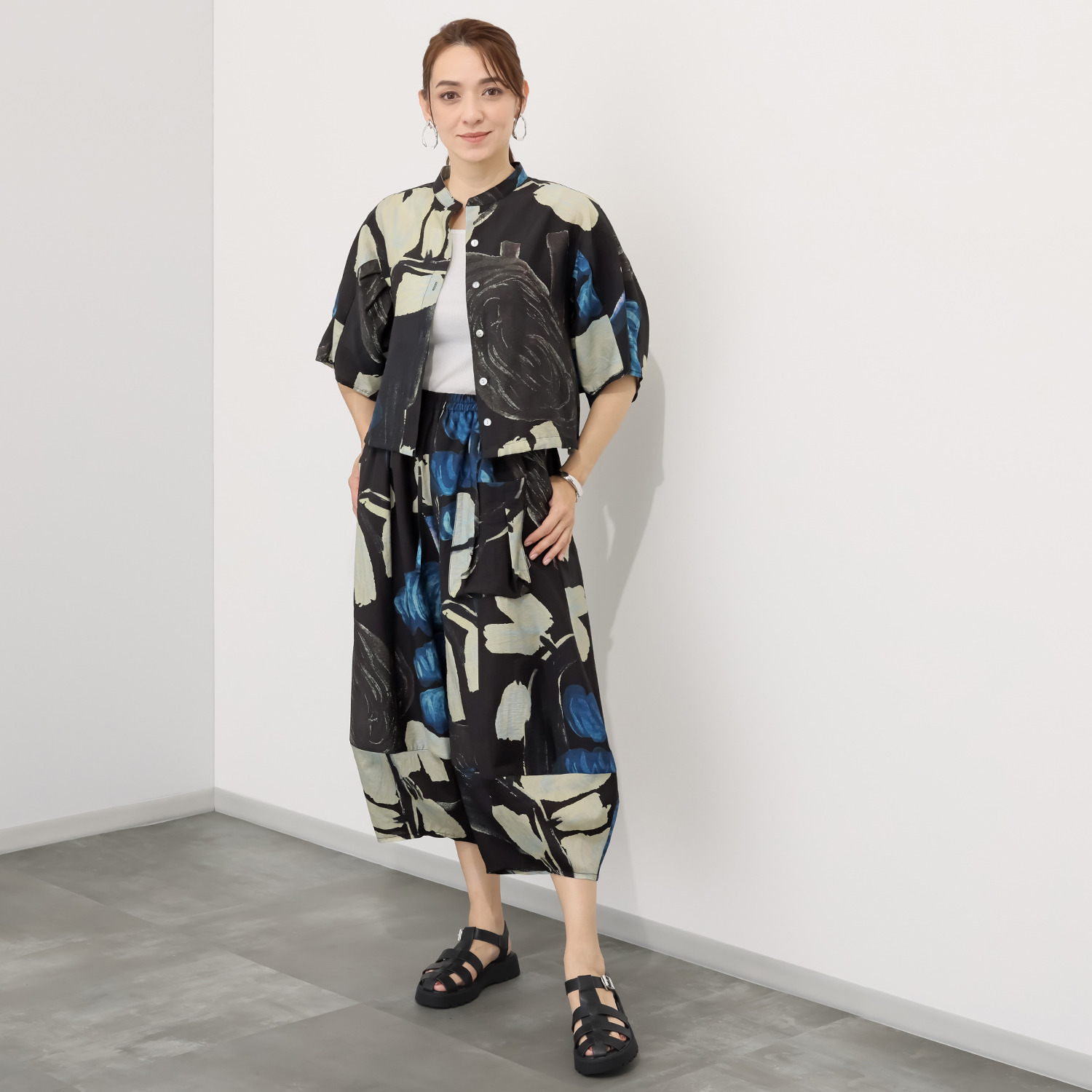 ヨシヨシ バイ　ピージェイ プリント生地使用 デザインスリーブ ショートレングスシャツ