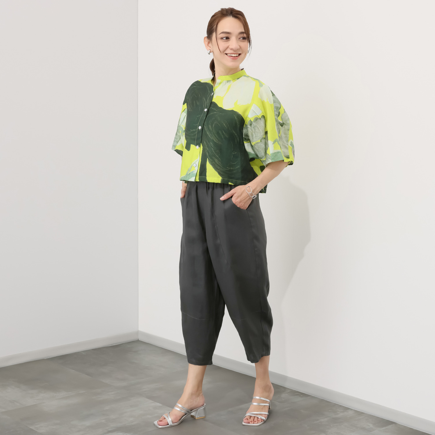 ヨシヨシ バイ　ピージェイ プリント生地使用 デザインスリーブ ショートレングスシャツ