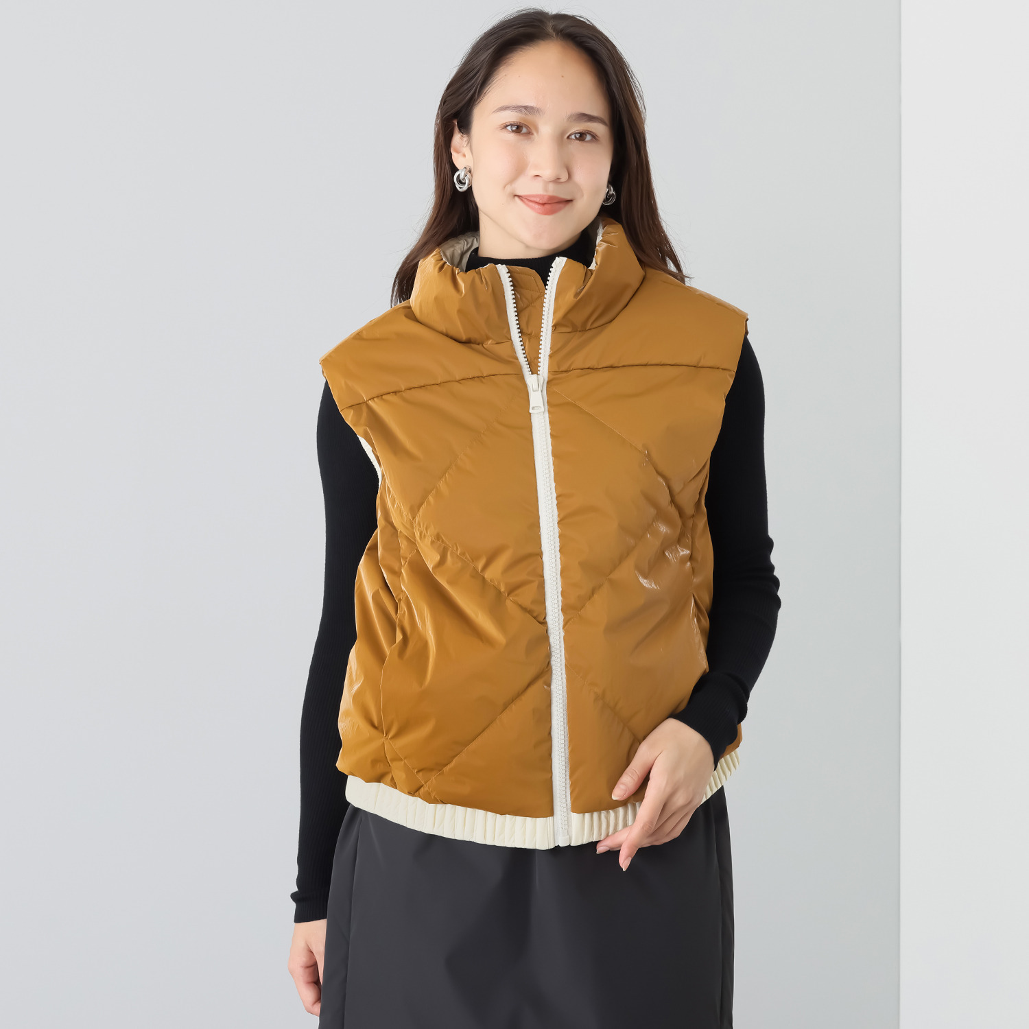 スタイルフライ シャイニー配色 パネルキルト 裾シャーリング スタンドカラーベスト