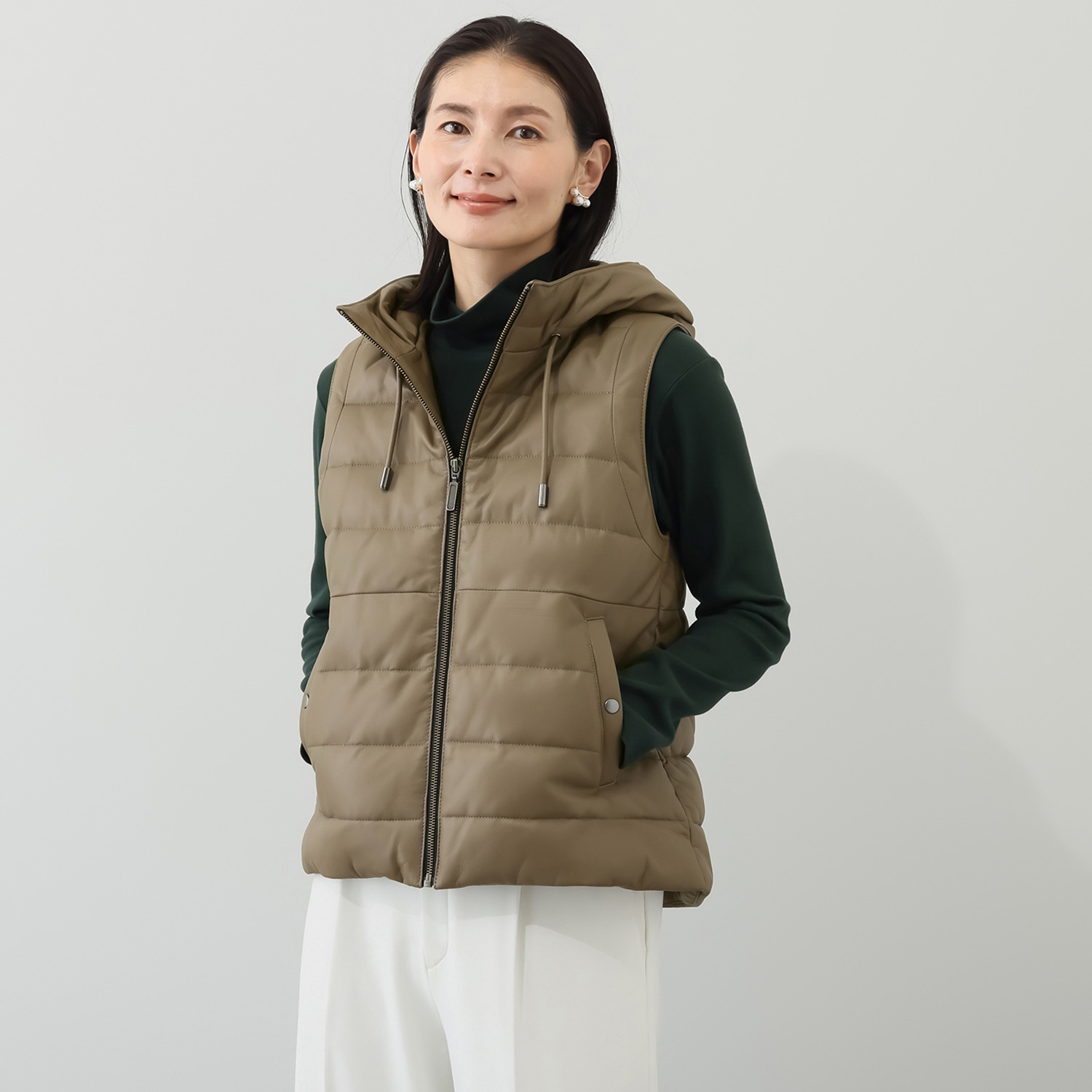 元町ゼラール ソフトラムレザー ラウンドヘムアクセント フーディーダウンベスト