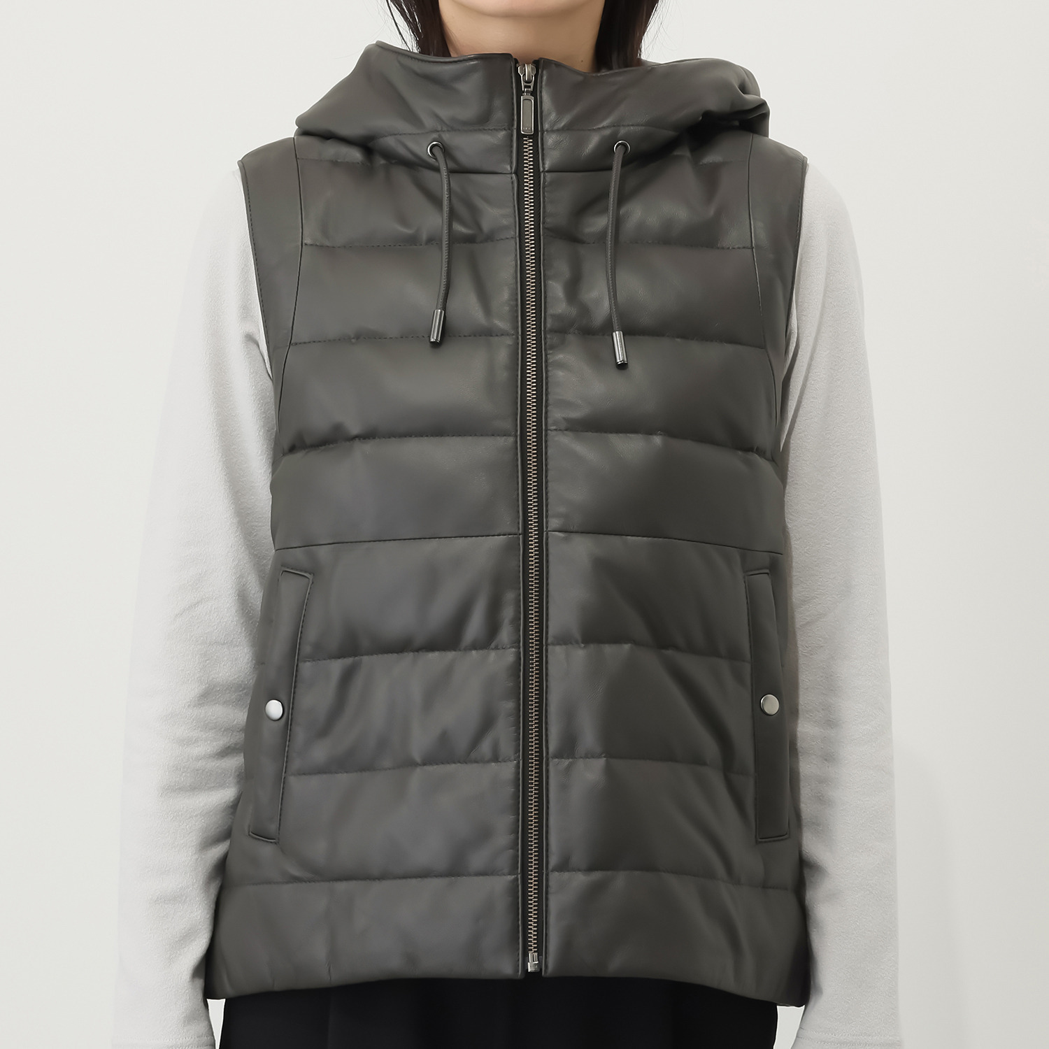 元町ゼラール ソフトラムレザー ラウンドヘムアクセント フーディーダウンベスト