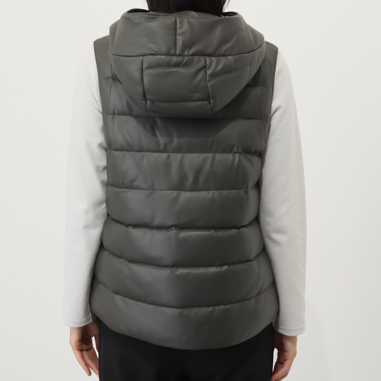 元町ゼラール ソフトラムレザー ラウンドヘムアクセント フーディーダウンベスト