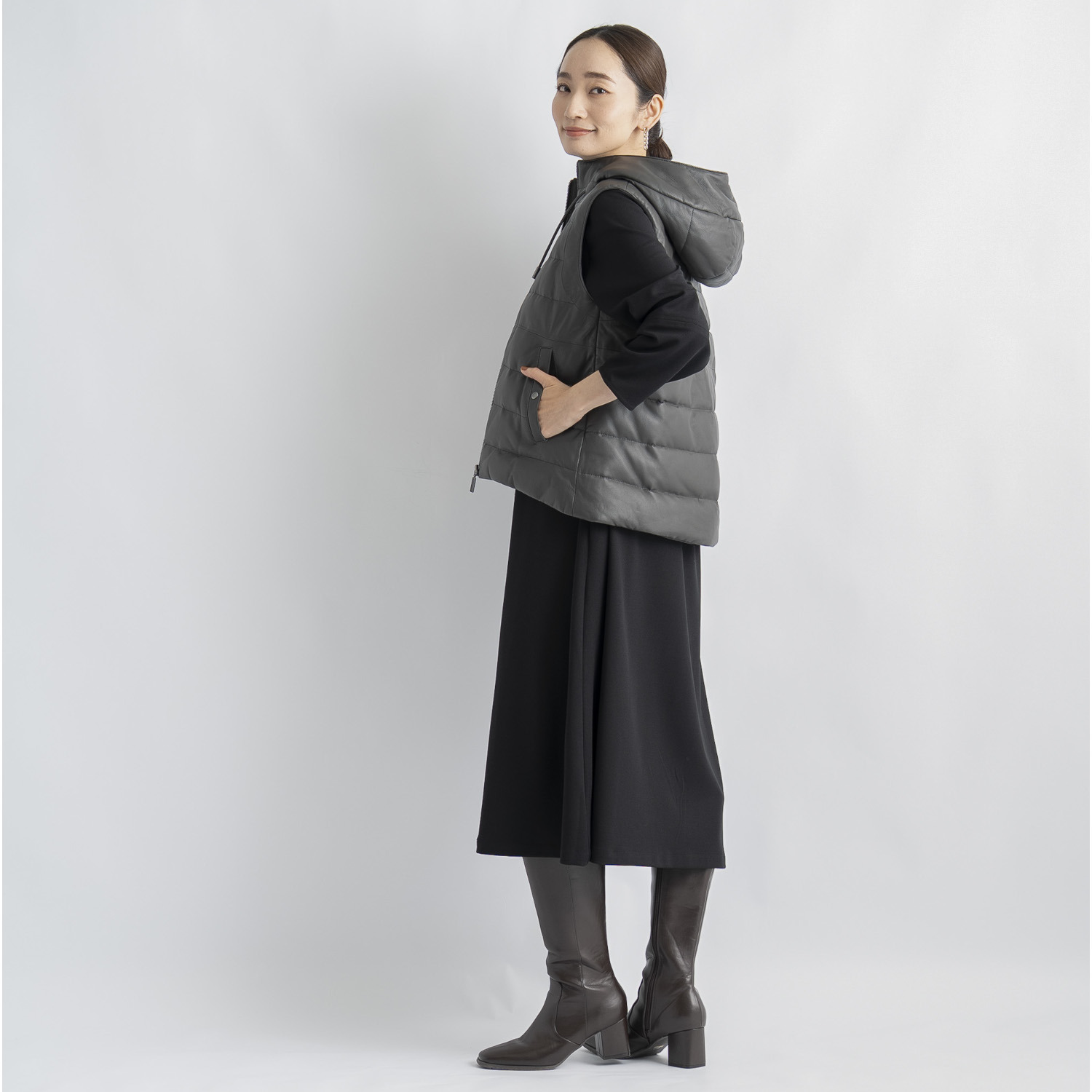 元町ゼラール ソフトラムレザー ラウンドヘムアクセント フーディーダウンベスト