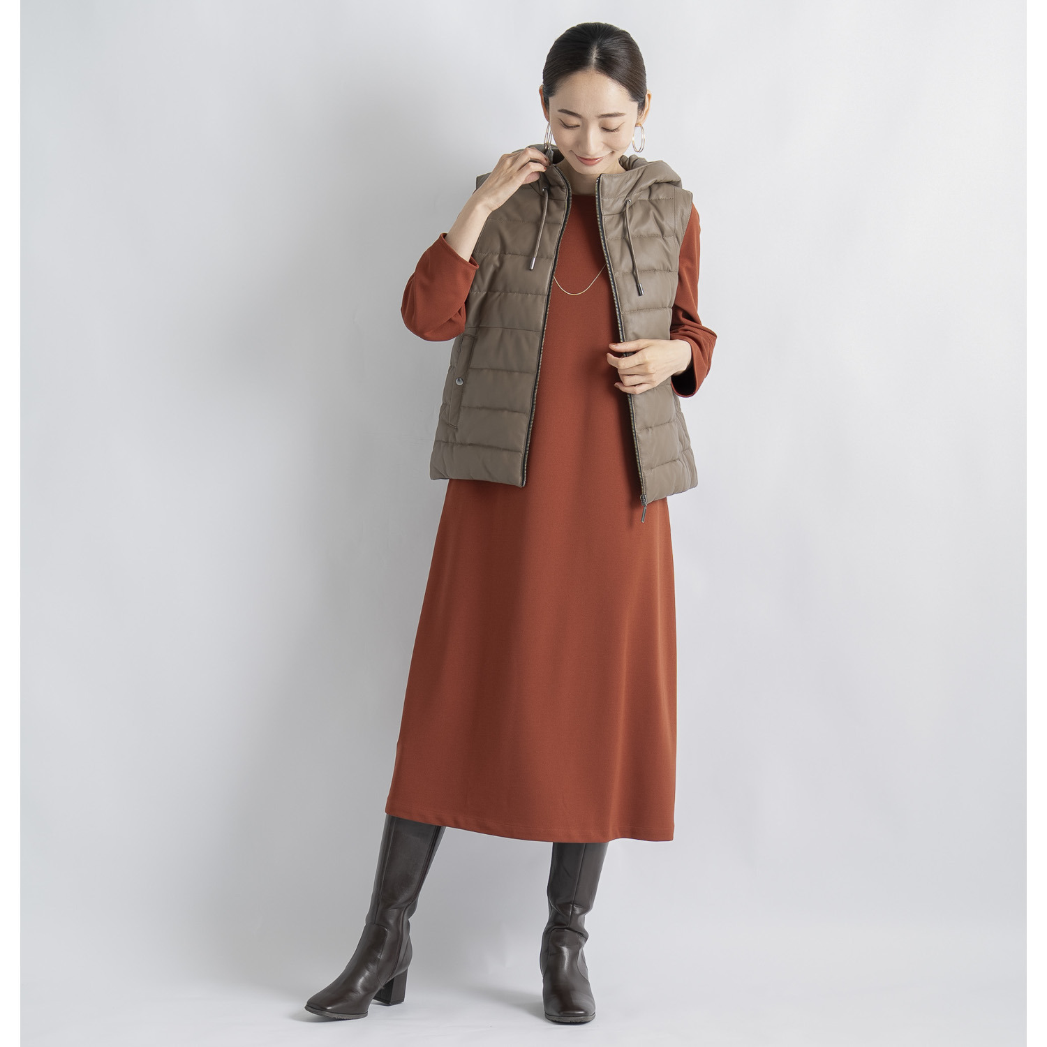 元町ゼラール ソフトラムレザー ラウンドヘムアクセント フーディーダウンベスト