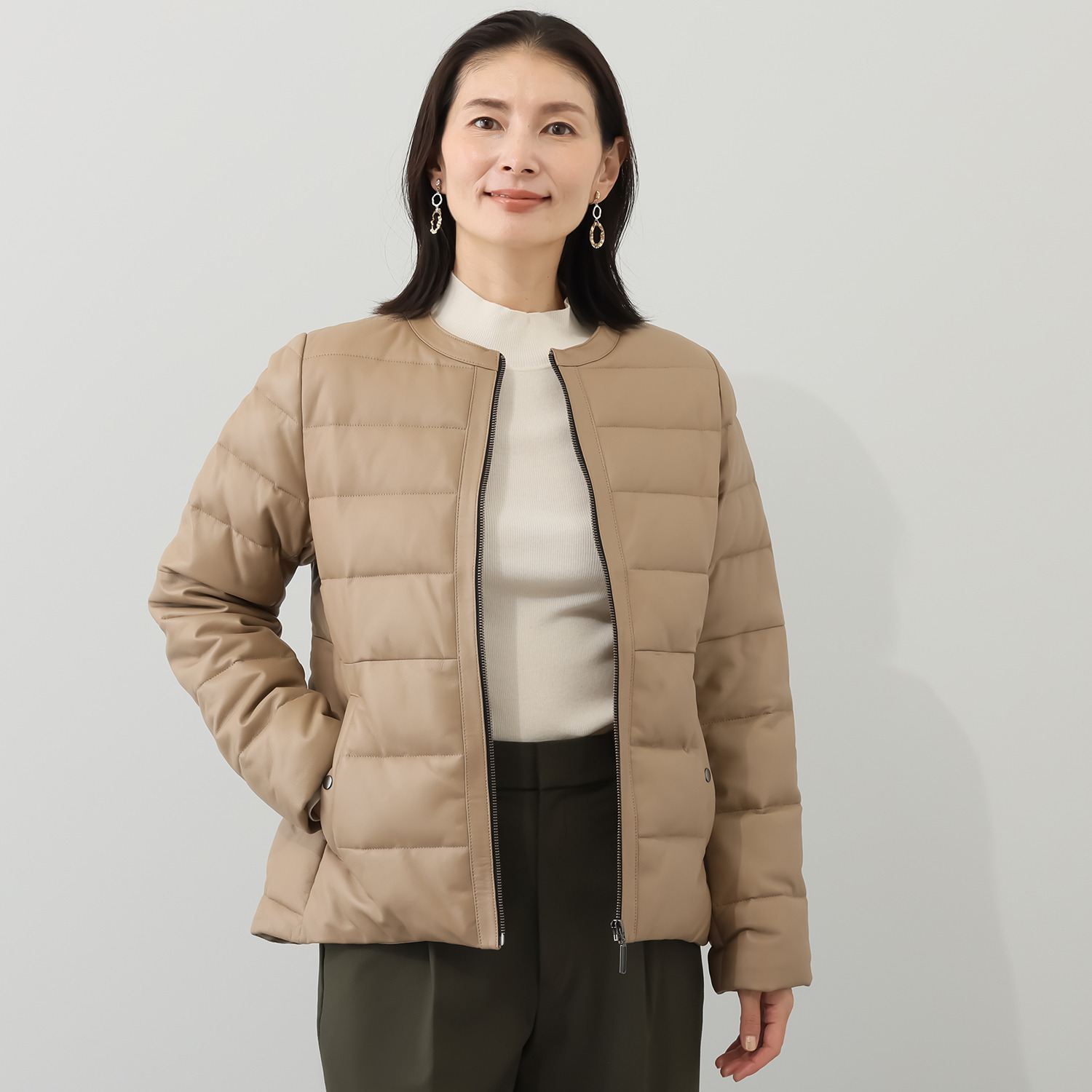 元町ゼラール ソフトラムレザー ラウンドヘムデザイン ノーカラー ダウンジャケット