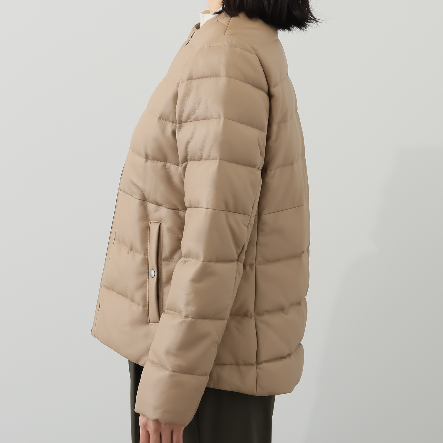 元町ゼラール ソフトラムレザー ラウンドヘムデザイン ノーカラー ダウンジャケット