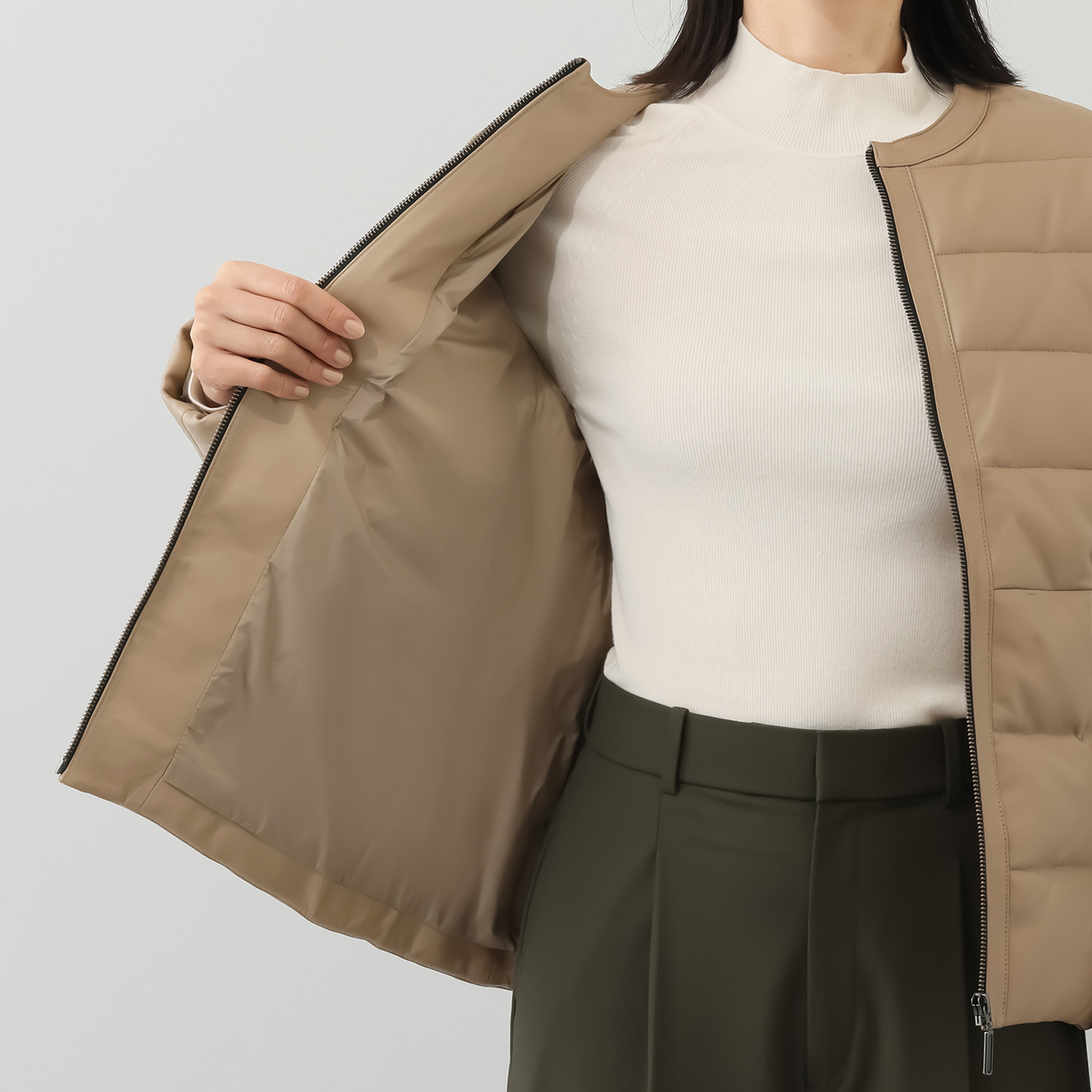 元町ゼラール ソフトラムレザー ラウンドヘムデザイン ノーカラー ダウンジャケット