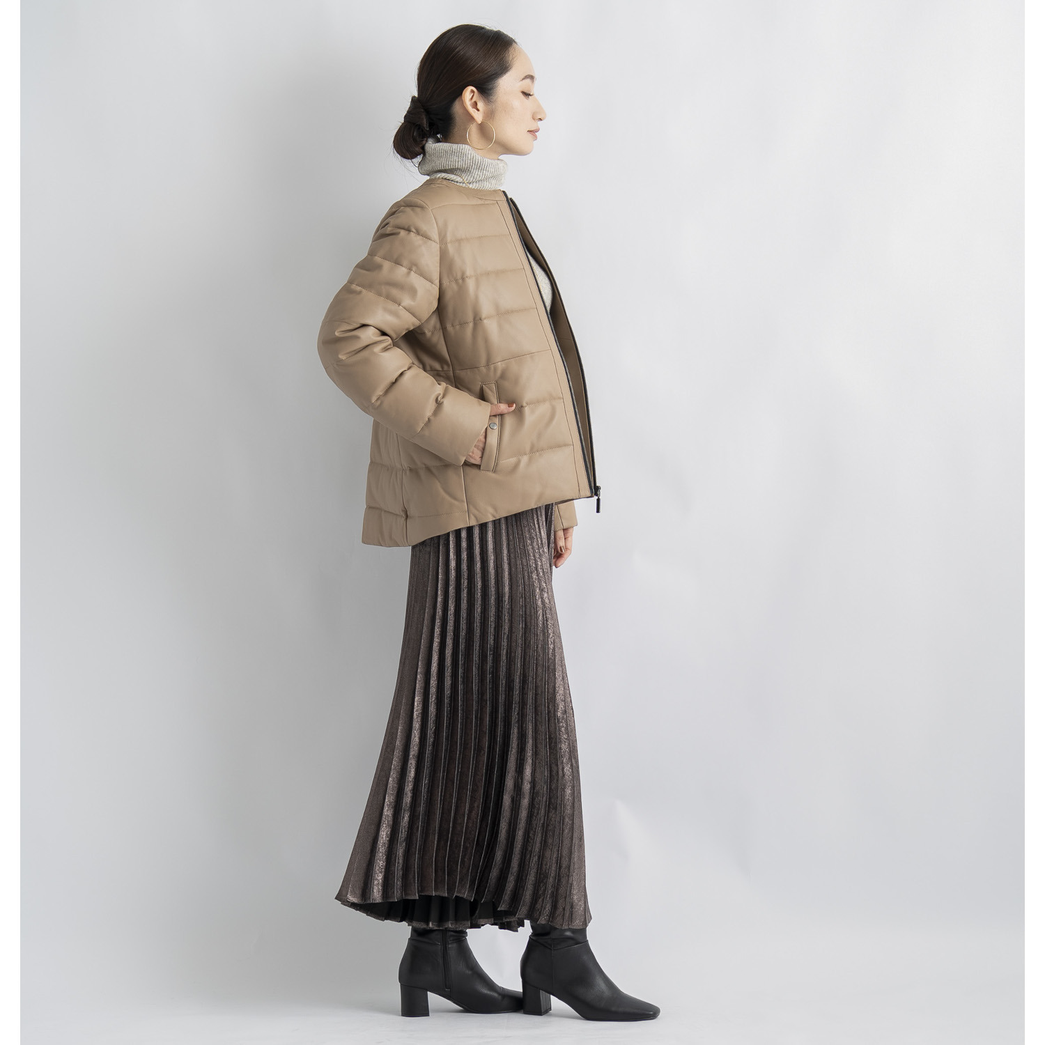 元町ゼラール ソフトラムレザー ラウンドヘムデザイン ノーカラー ダウンジャケット