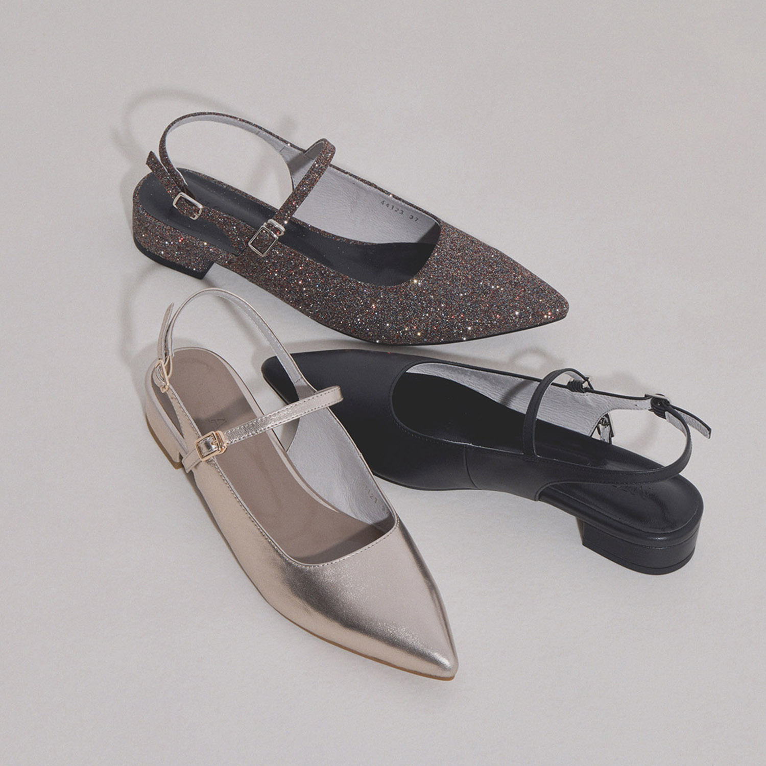 ニカル ポインテッドトゥ バックベルトパンプス