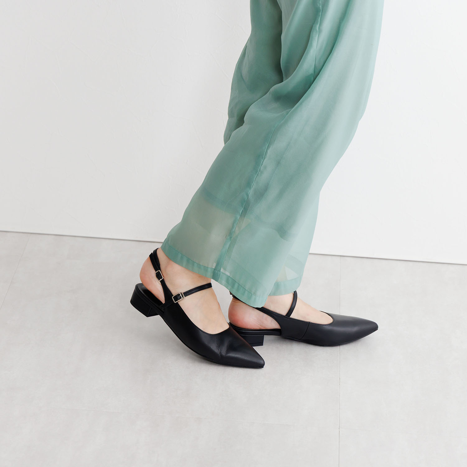 ニカル ポインテッドトゥ バックベルトパンプス