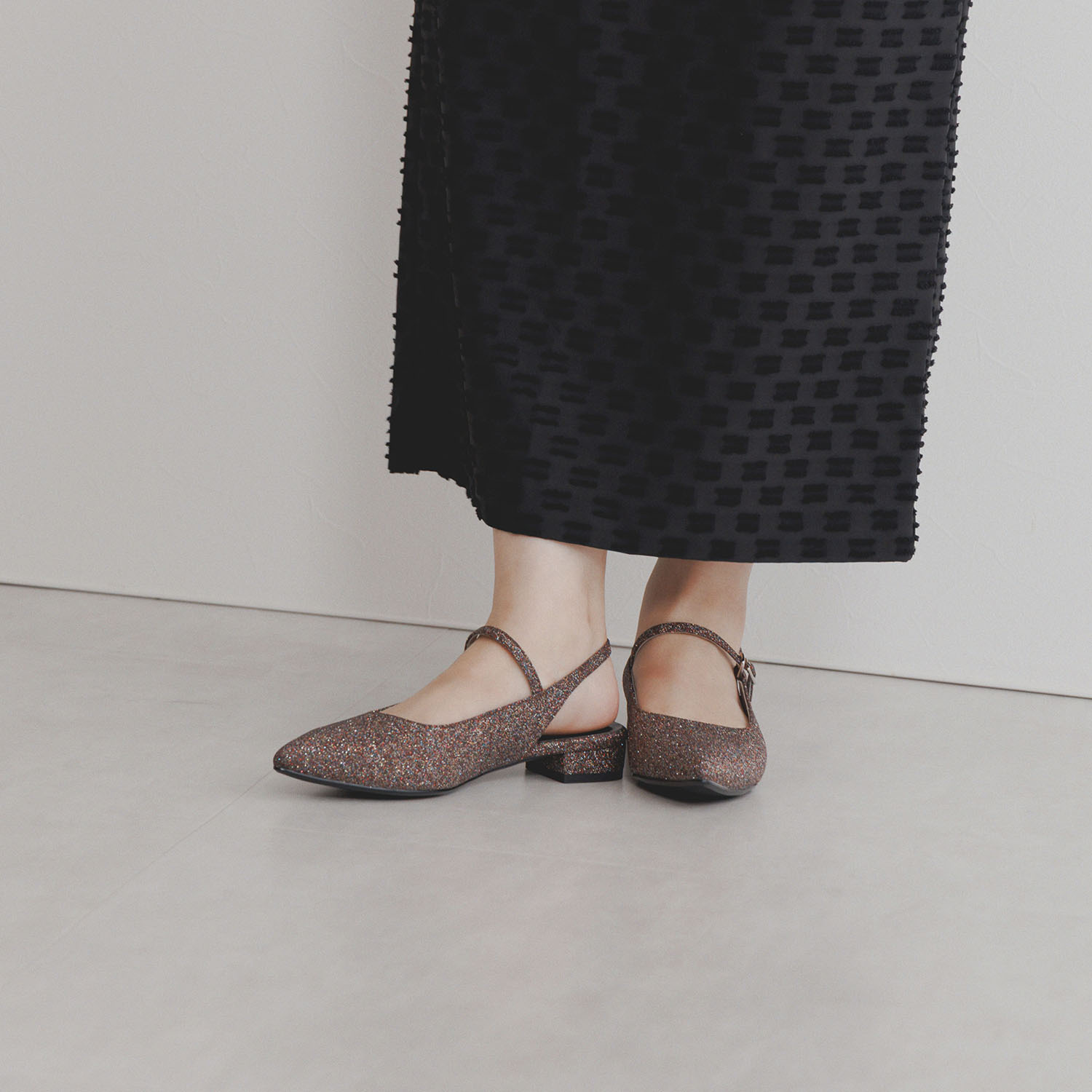 ニカル ポインテッドトゥ バックベルトパンプス