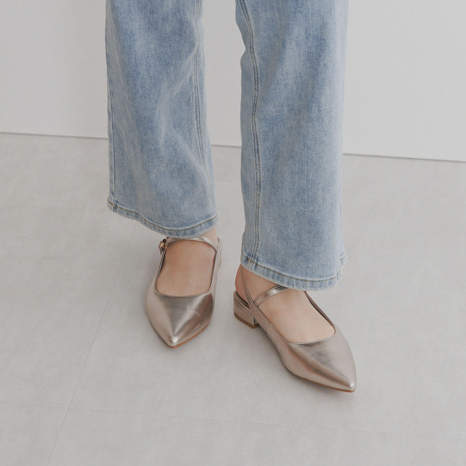 ニカル ポインテッドトゥ バックベルトパンプス