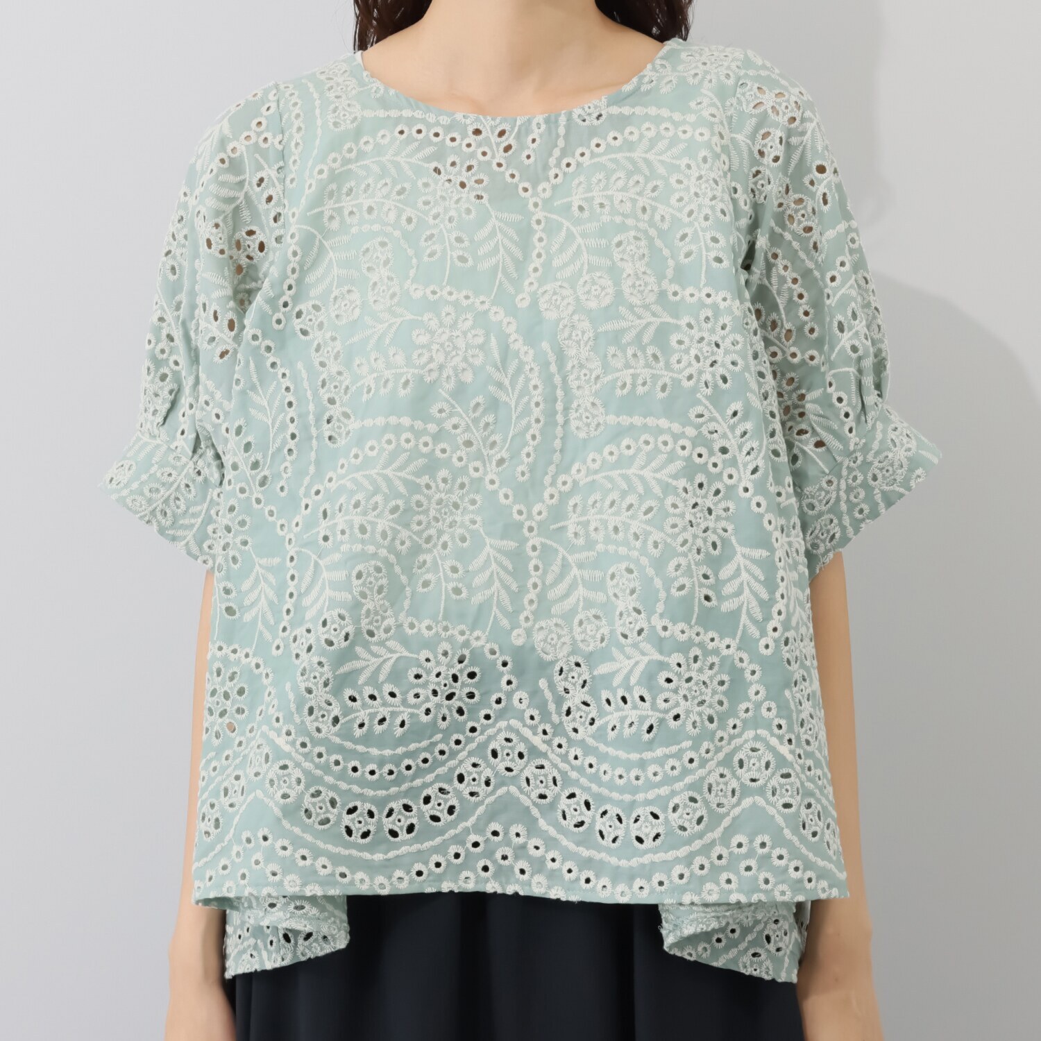 コイビトミサキ カットワーク刺しゅう プルオーバー