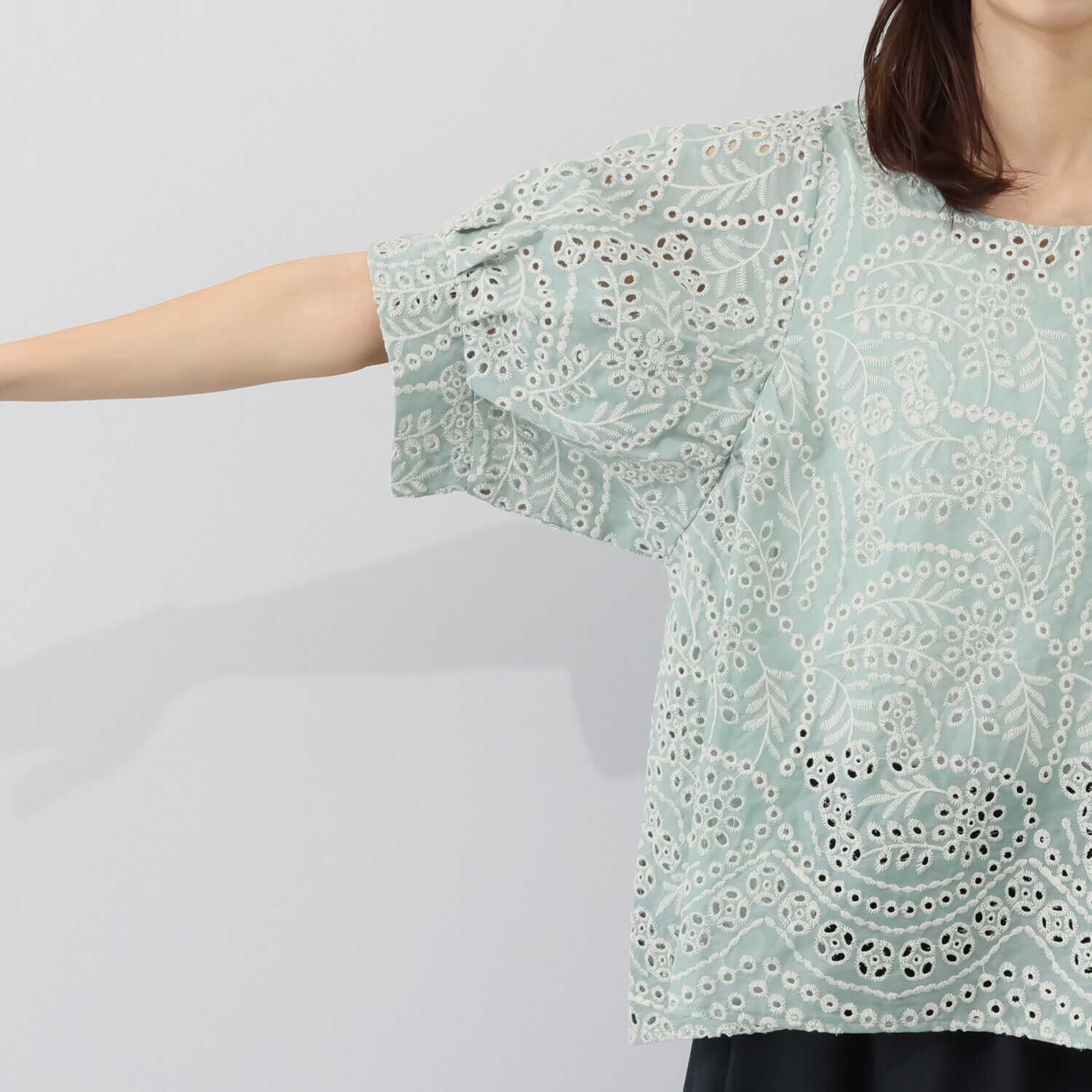 コイビトミサキ カットワーク刺しゅう プルオーバー