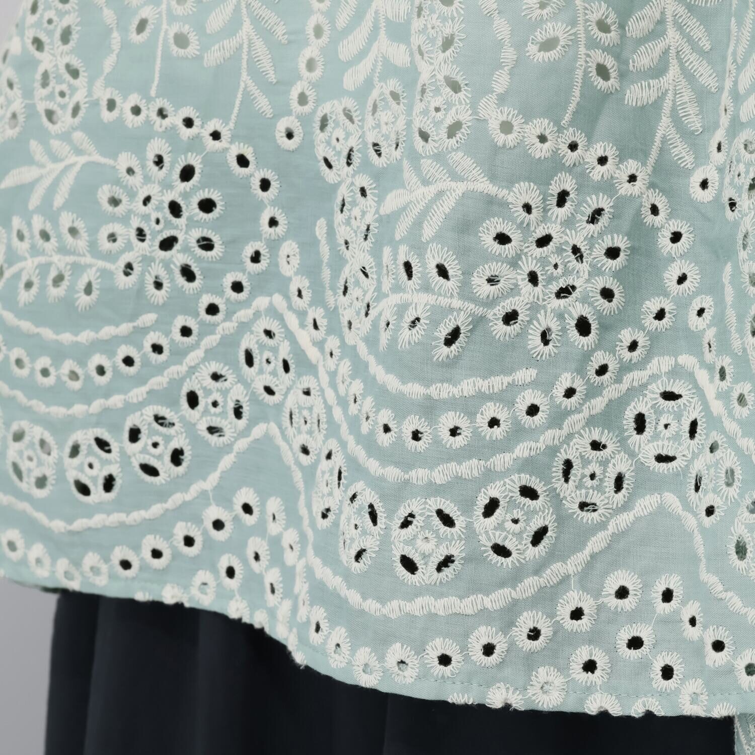 コイビトミサキ カットワーク刺しゅう プルオーバー