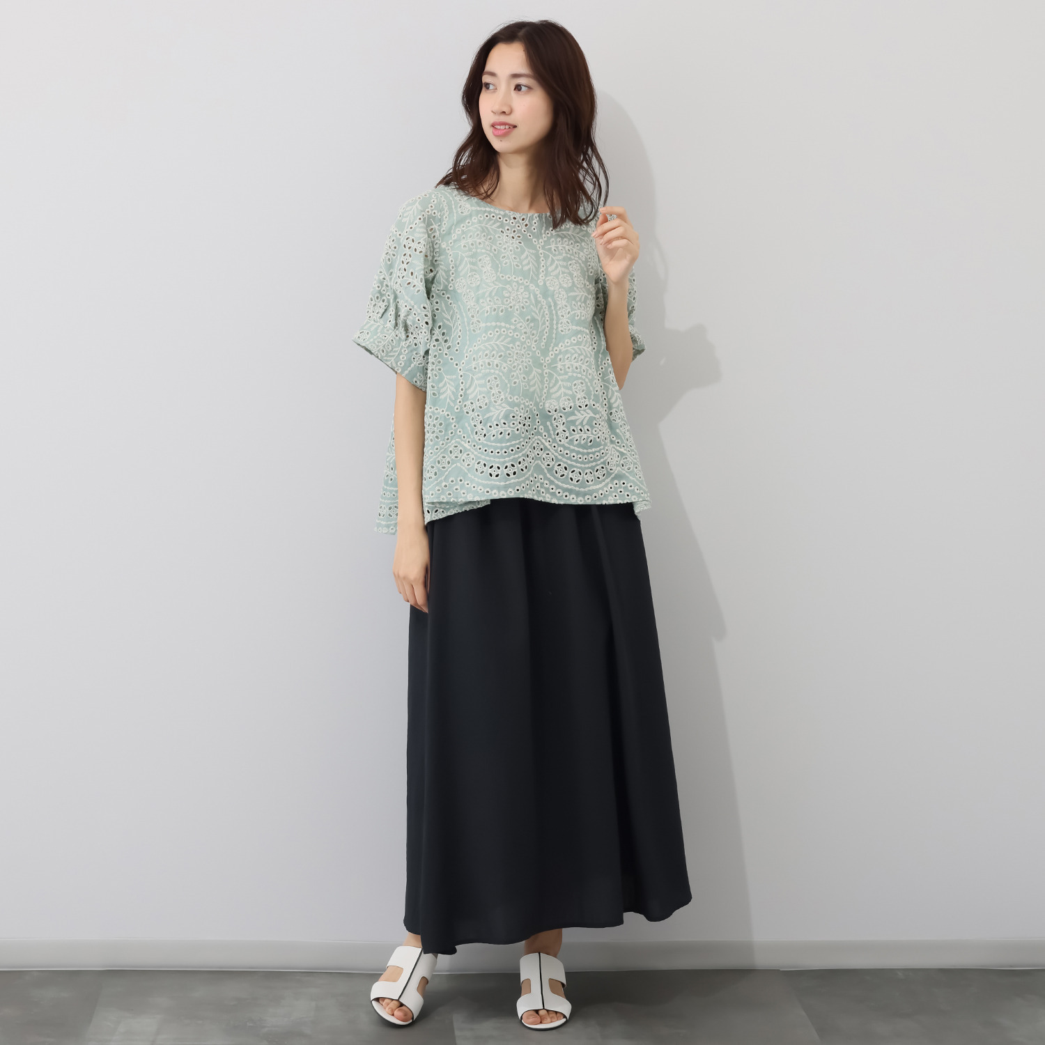 コイビトミサキ カットワーク刺しゅう プルオーバー