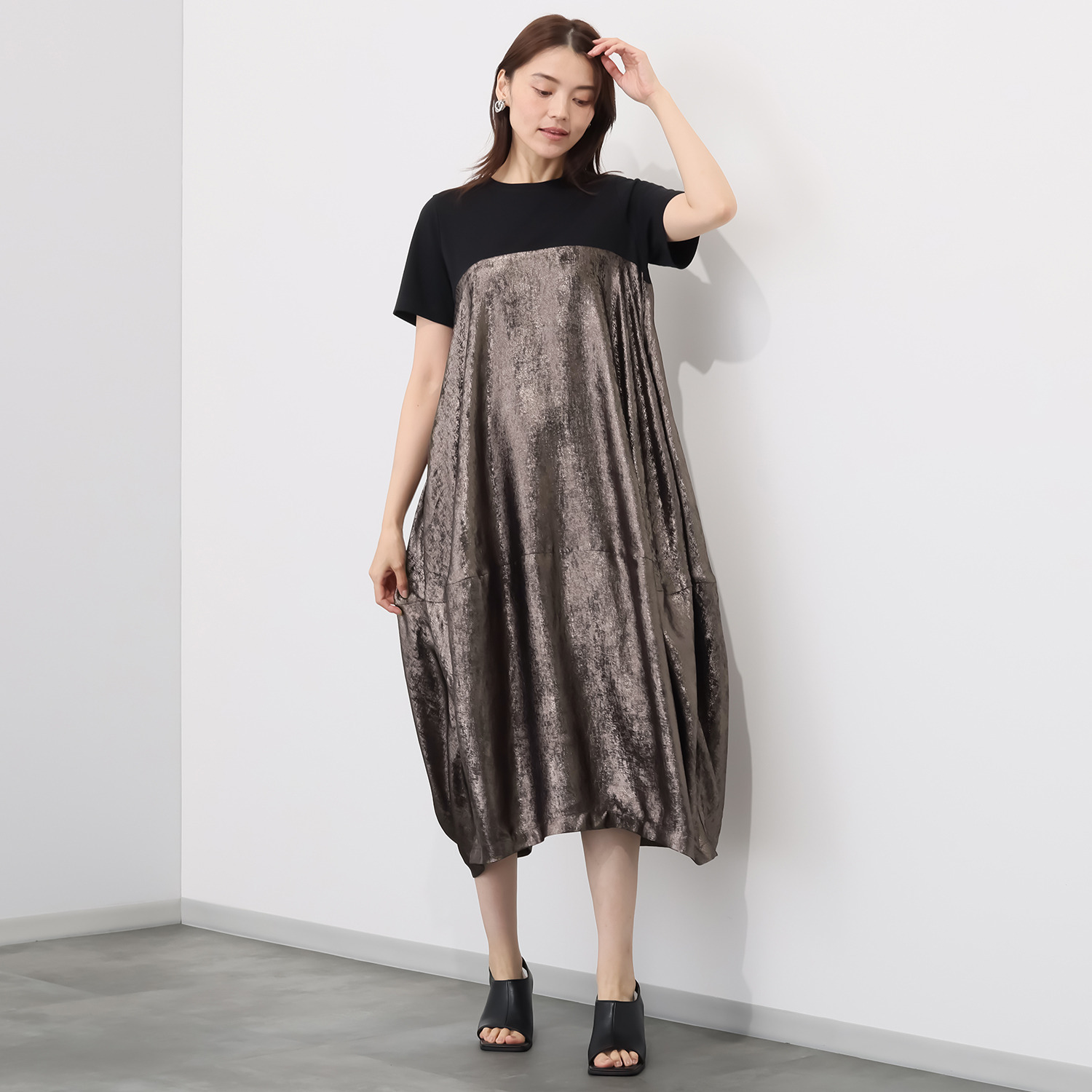 ゼラールスポーツ 上品なメタリック仕上げ タック切替デザイン バルーンワンピース