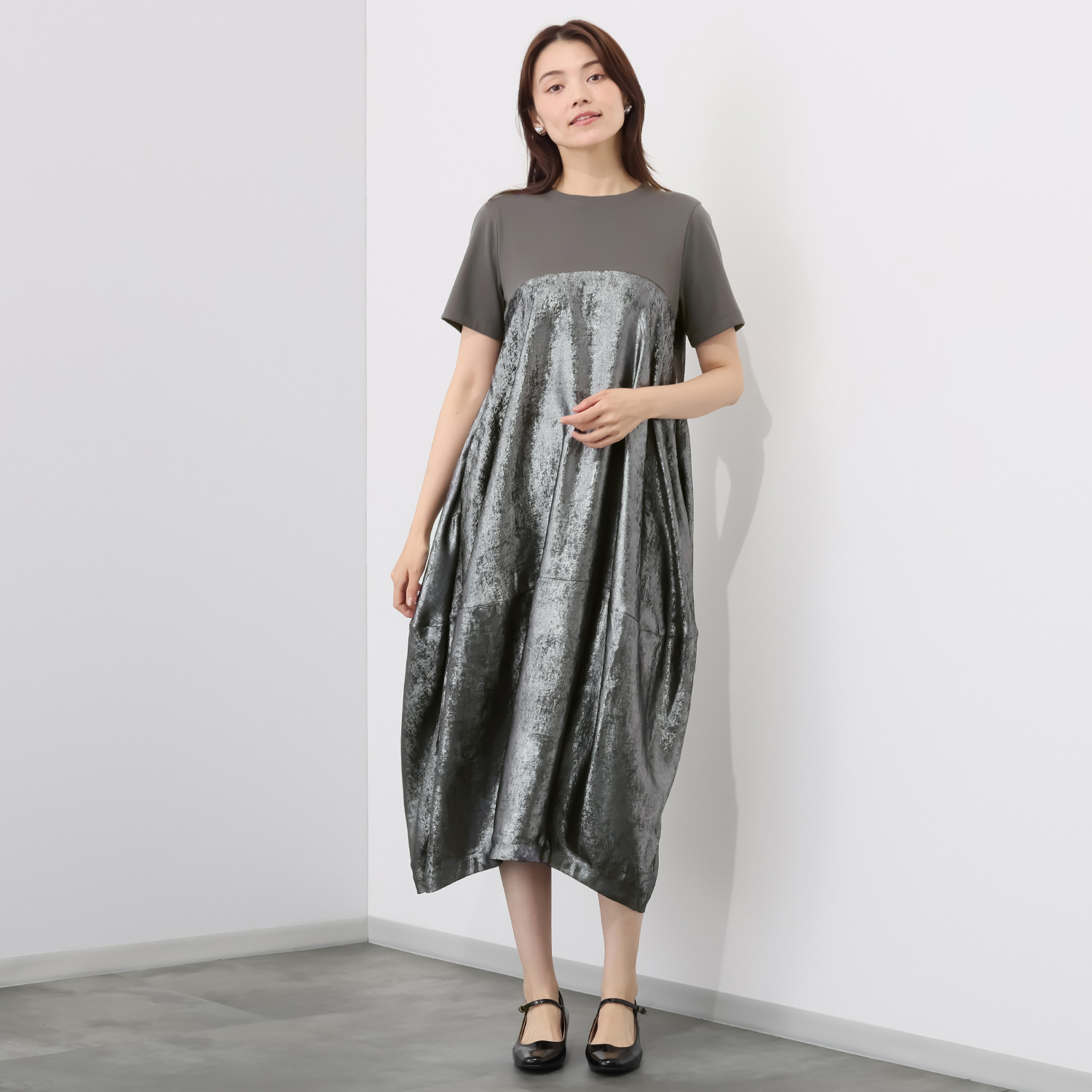 ゼラールスポーツ 上品なメタリック仕上げ タック切替デザイン バルーンワンピース