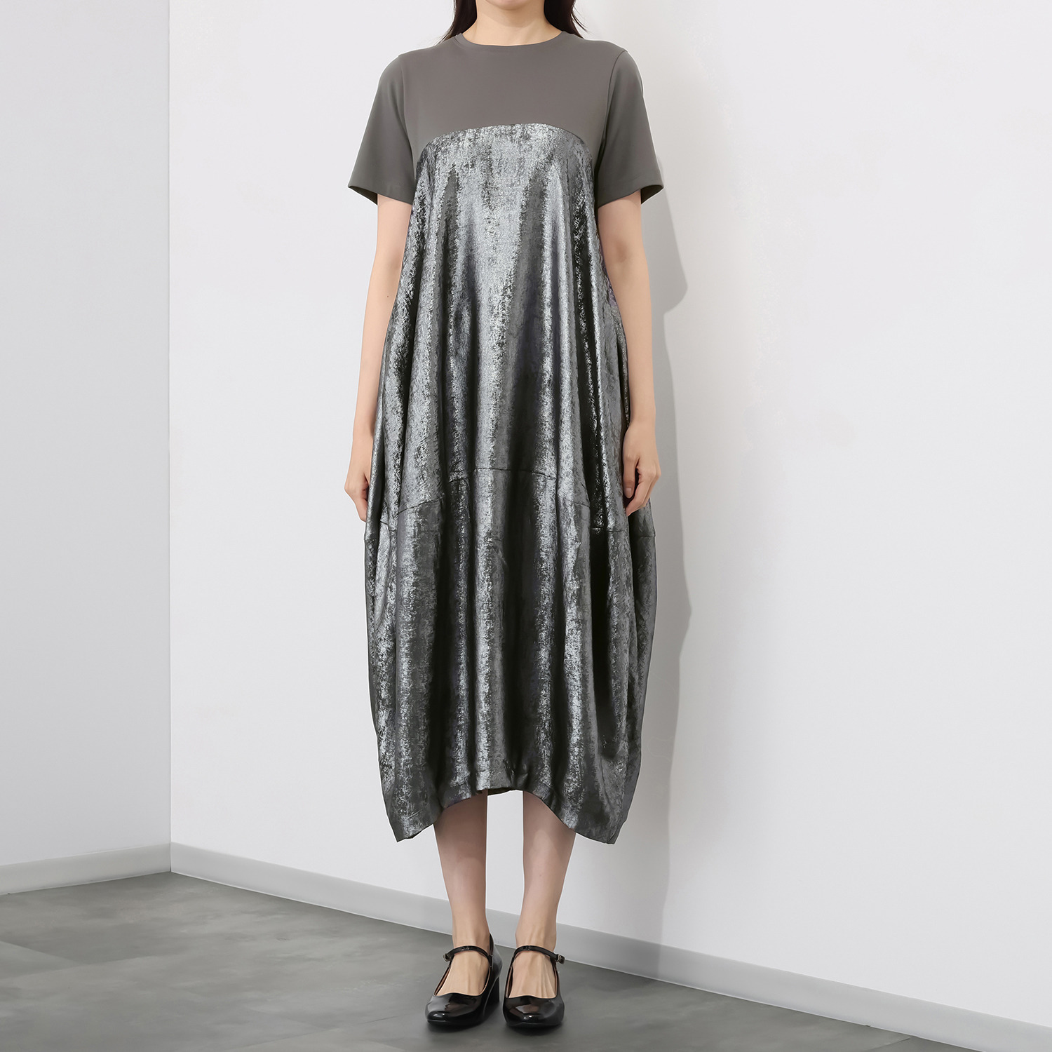 ゼラールスポーツ 上品なメタリック仕上げ タック切替デザイン バルーンワンピース