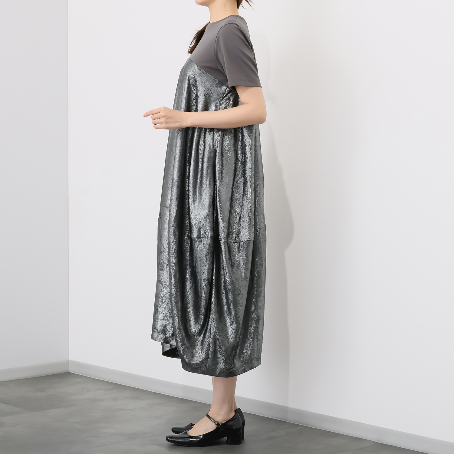 ゼラールスポーツ 上品なメタリック仕上げ タック切替デザイン バルーンワンピース