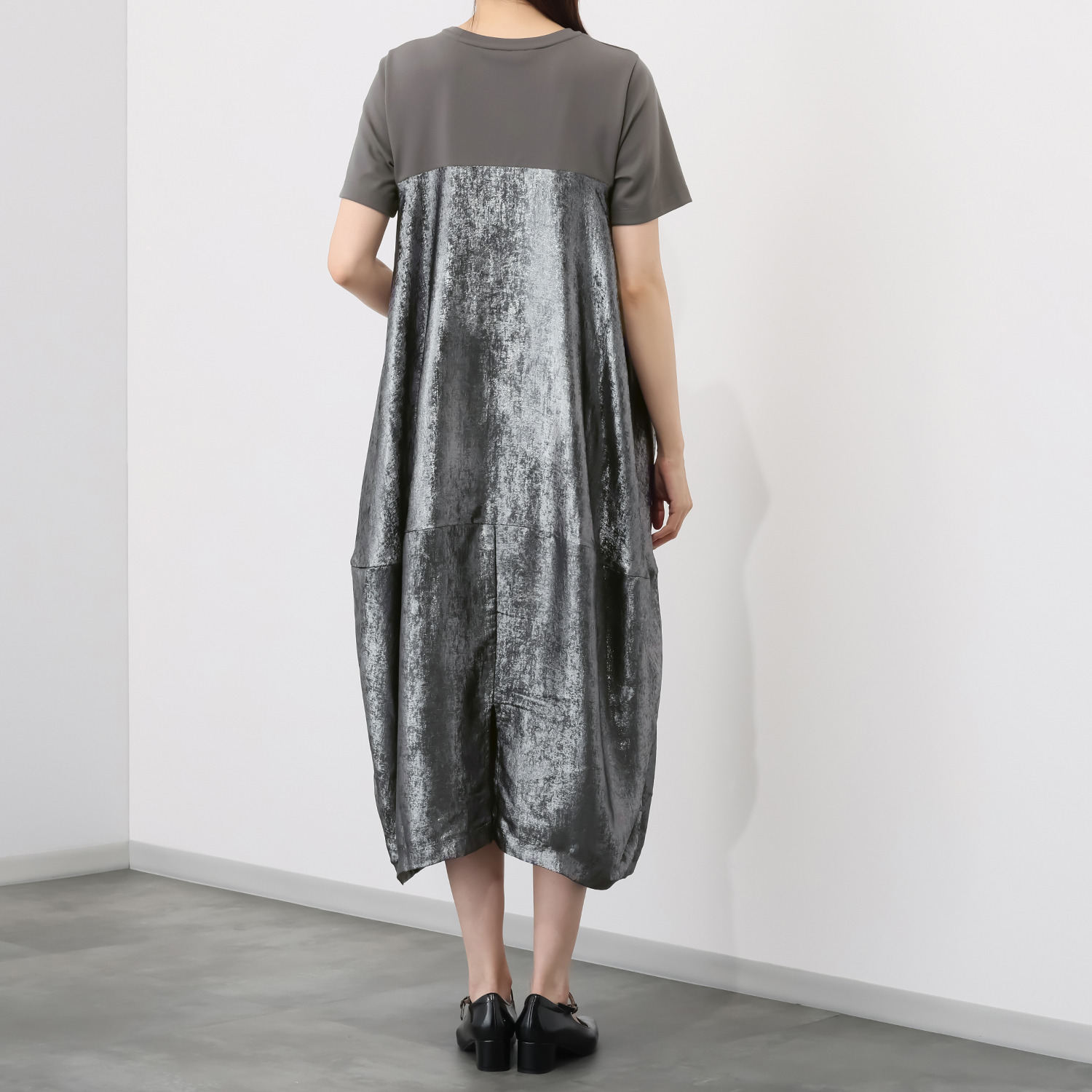 ゼラールスポーツ 上品なメタリック仕上げ タック切替デザイン バルーンワンピース