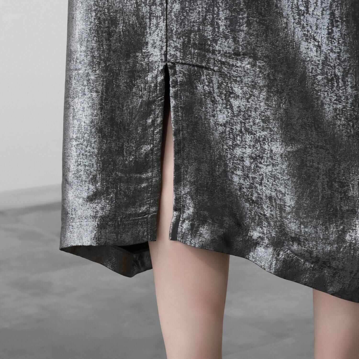 ゼラールスポーツ 上品なメタリック仕上げ タック切替デザイン バルーンワンピース