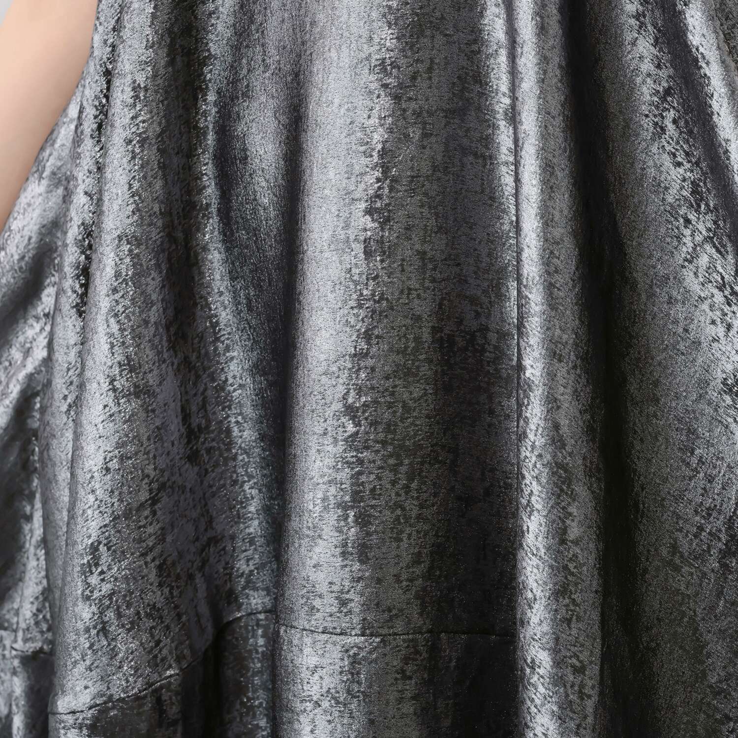 ゼラールスポーツ 上品なメタリック仕上げ タック切替デザイン バルーンワンピース