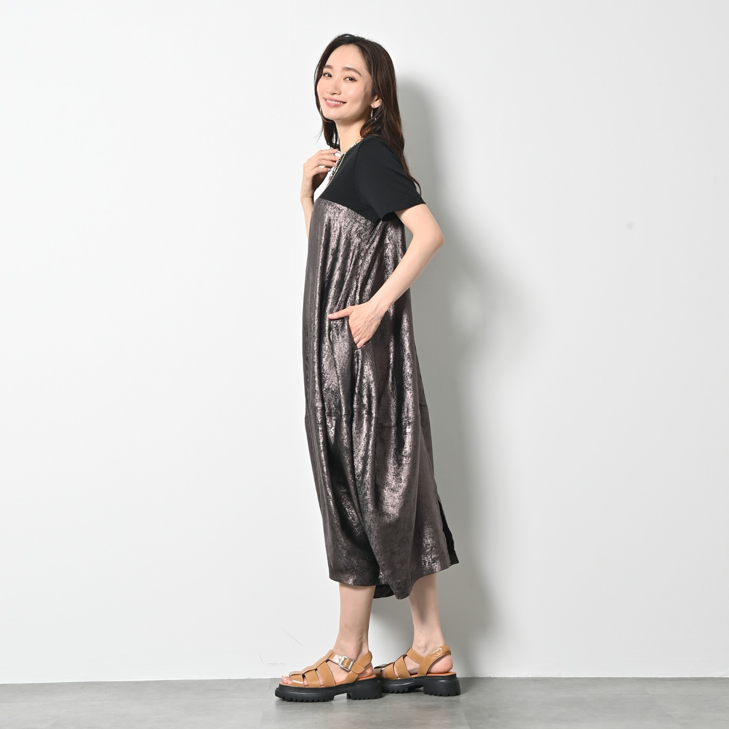 ゼラールスポーツ 上品なメタリック仕上げ タック切替デザイン バルーンワンピース