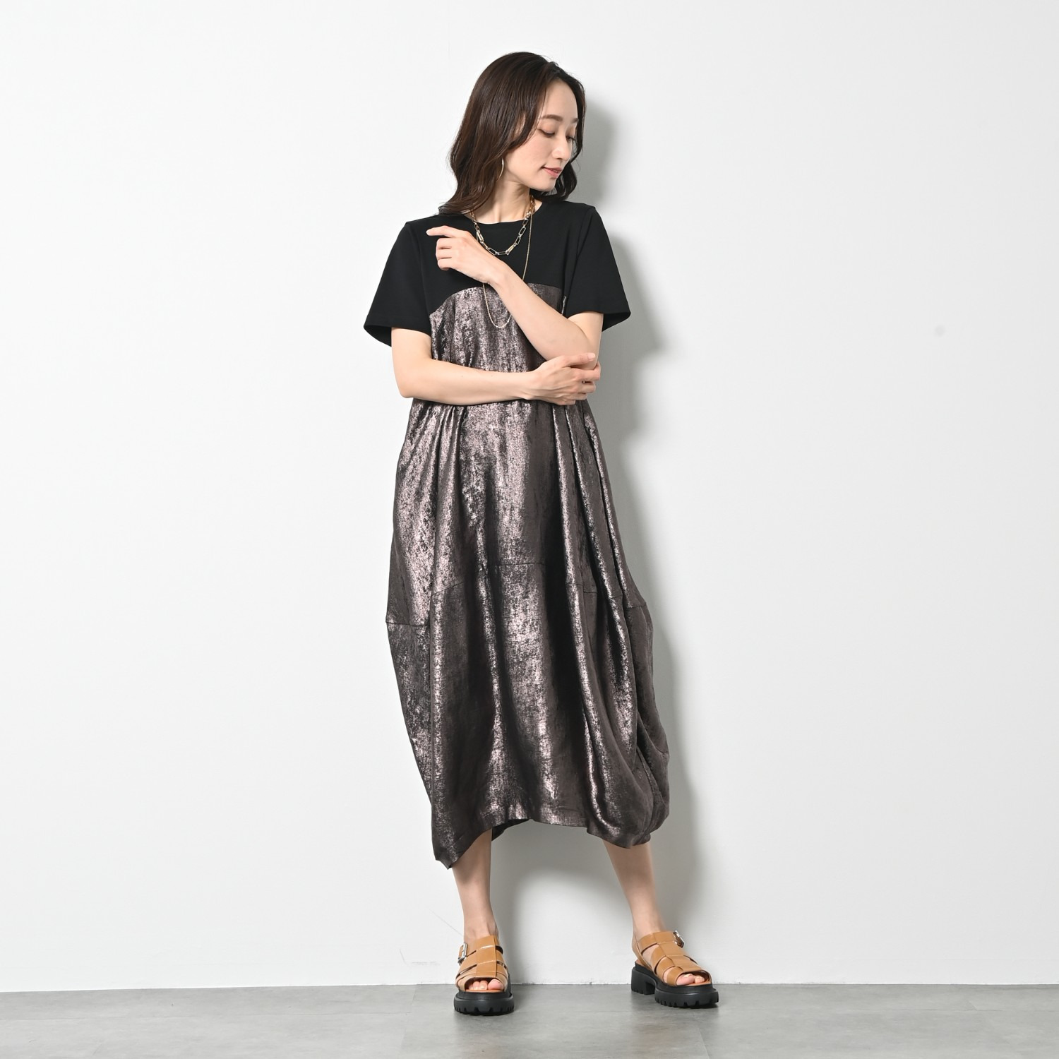 ゼラールスポーツ 上品なメタリック仕上げ タック切替デザイン バルーンワンピース