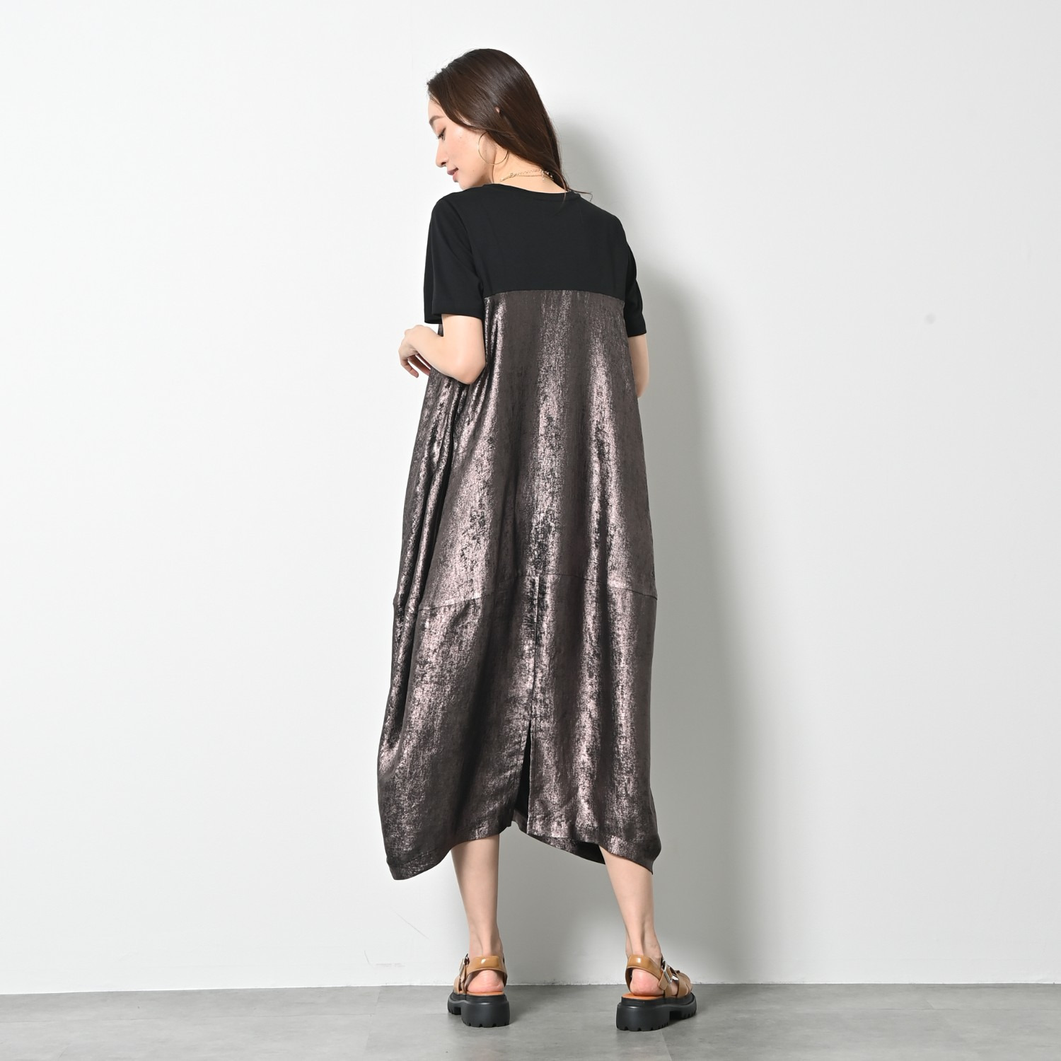 ゼラールスポーツ 上品なメタリック仕上げ タック切替デザイン バルーンワンピース