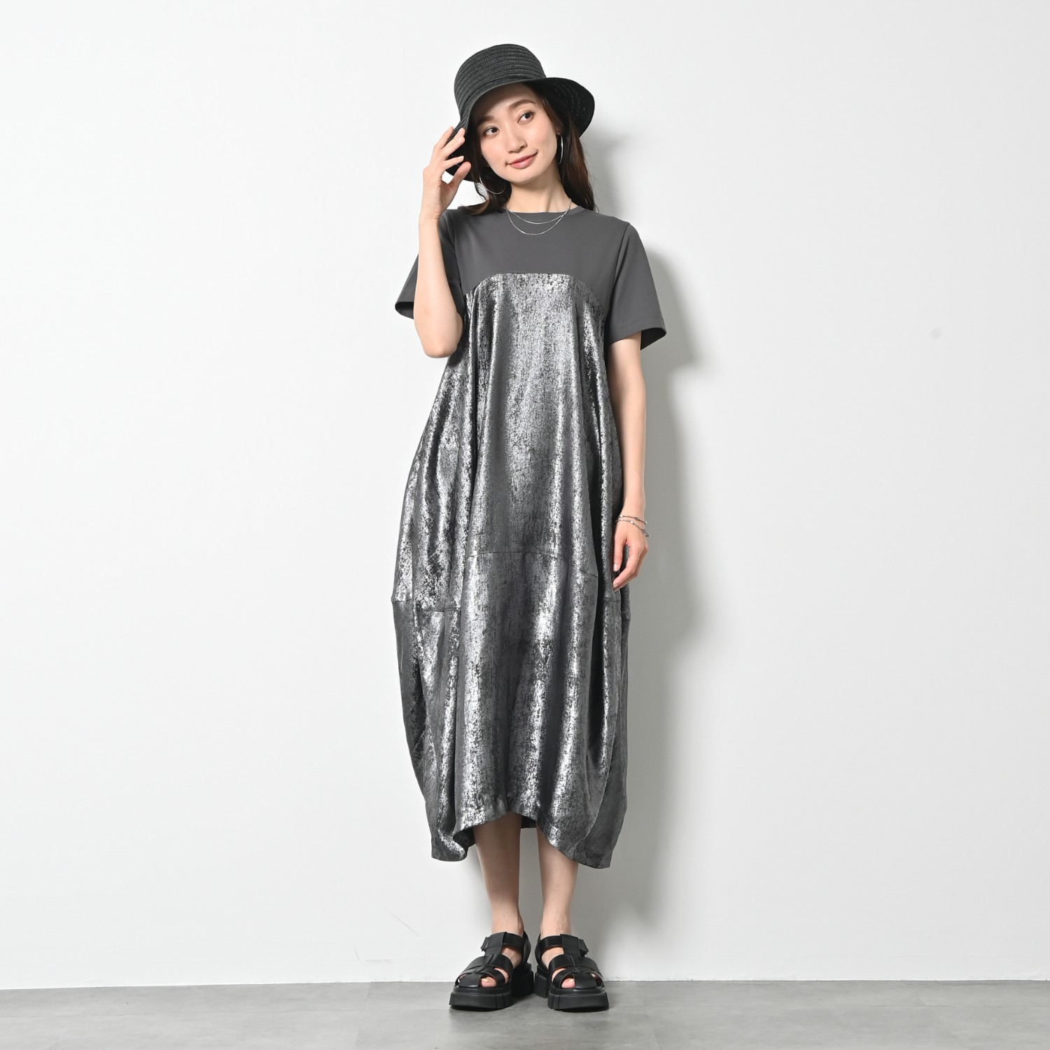 ゼラールスポーツ 上品なメタリック仕上げ タック切替デザイン バルーンワンピース