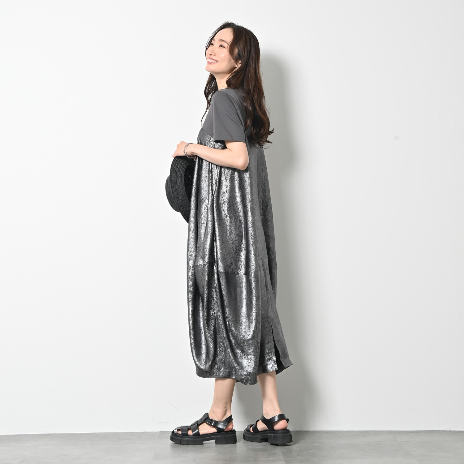 ゼラールスポーツ 上品なメタリック仕上げ タック切替デザイン バルーンワンピース