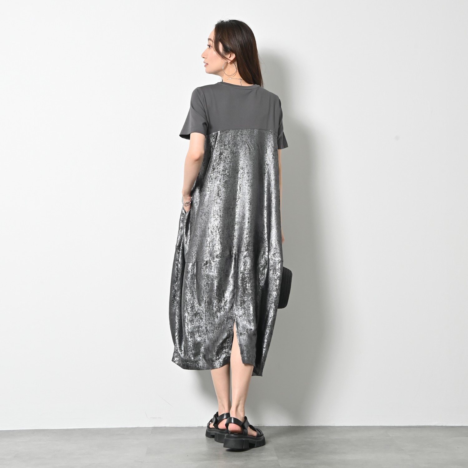 ゼラールスポーツ 上品なメタリック仕上げ タック切替デザイン バルーンワンピース