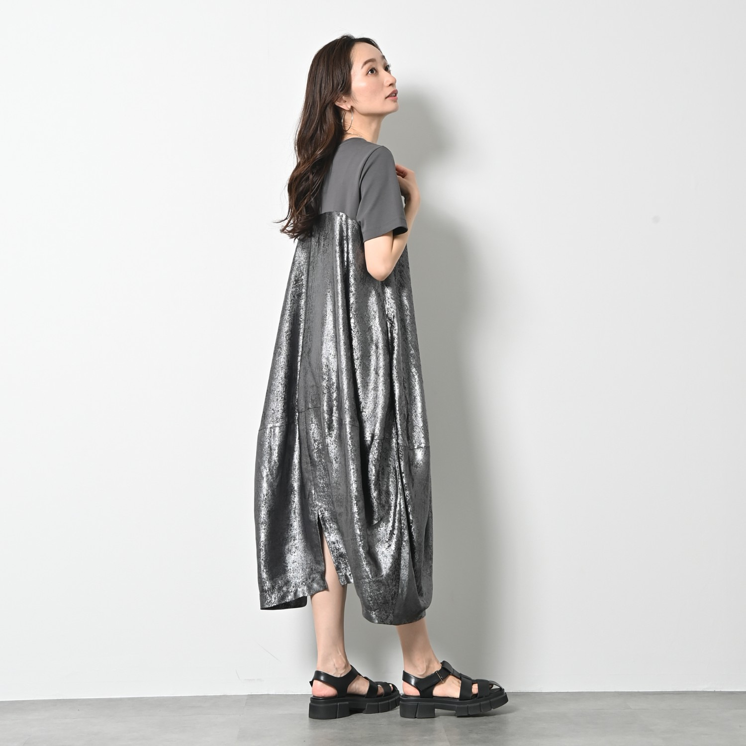 ゼラールスポーツ 上品なメタリック仕上げ タック切替デザイン バルーンワンピース