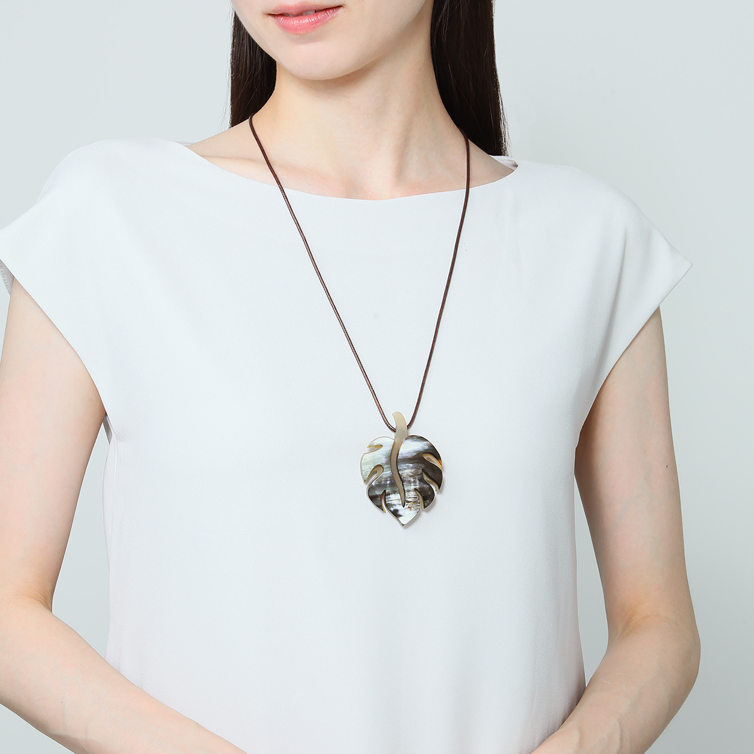 グレイスモア 水牛 ハワイアンデザイン ニュアンスカラー モンステラ ペンダントブローチ＆ コードネックレス