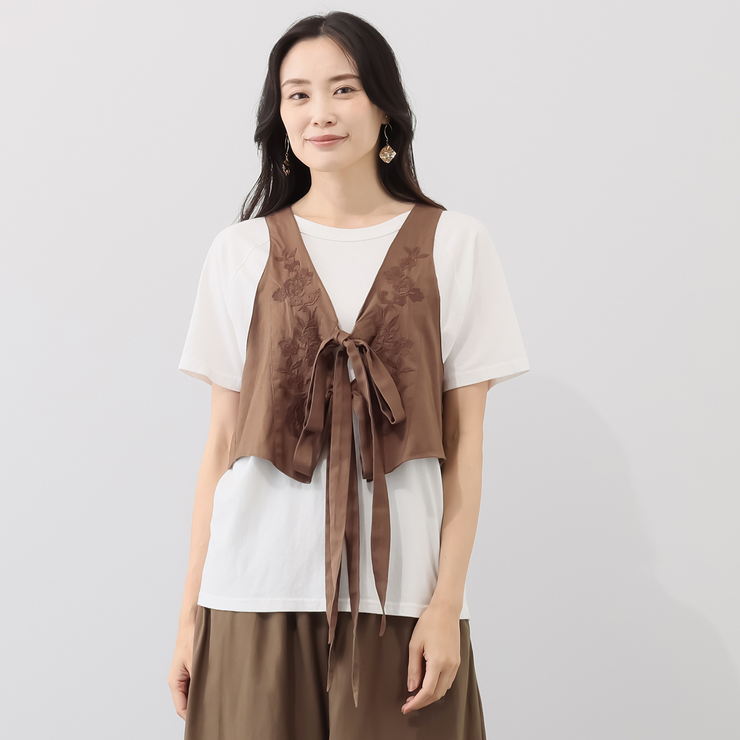 ナディー　バイ　アユーシ インドの伝統技術を駆使！ 刺しゅうが特徴的な 後ろ身頃が軽やかなジレ