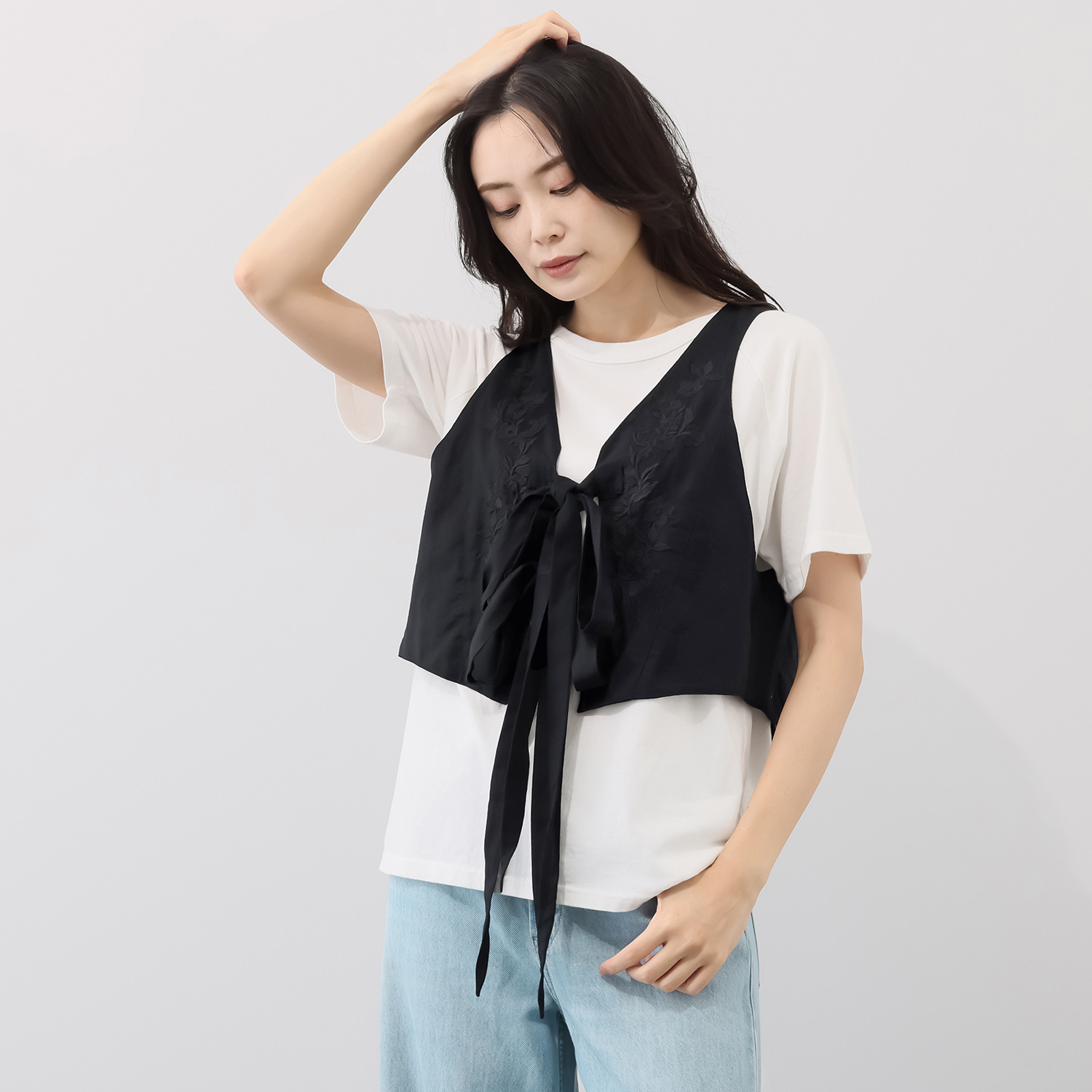 ナディー　バイ　アユーシ インドの伝統技術を駆使！ 刺しゅうが特徴的な 後ろ身頃が軽やかなジレ