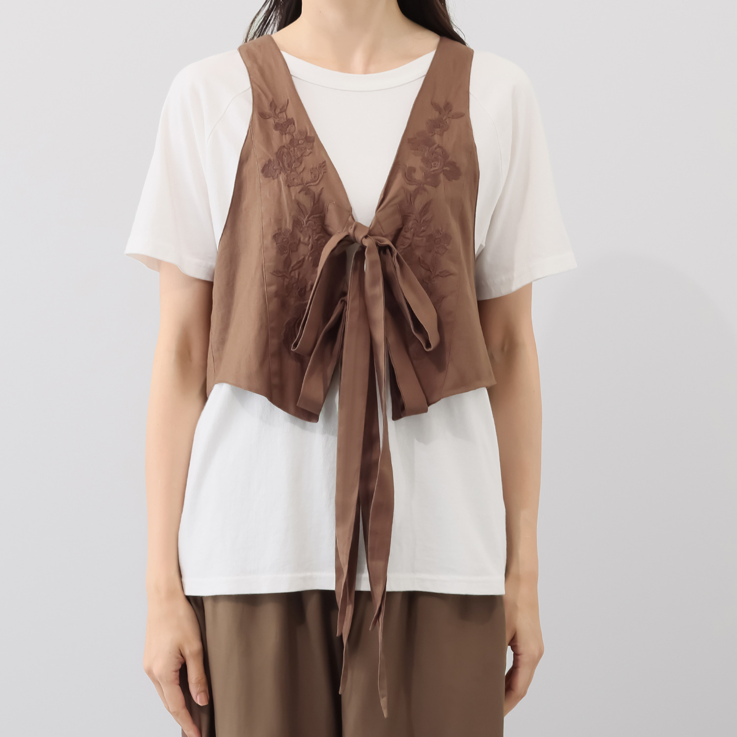 ナディー　バイ　アユーシ インドの伝統技術を駆使！ 刺しゅうが特徴的な 後ろ身頃が軽やかなジレ