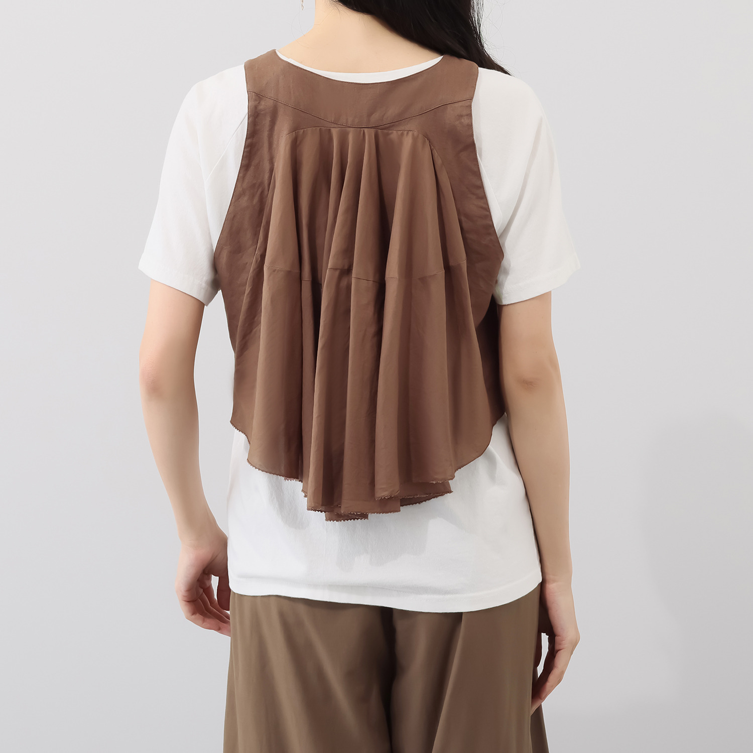 ナディー　バイ　アユーシ インドの伝統技術を駆使！ 刺しゅうが特徴的な 後ろ身頃が軽やかなジレ