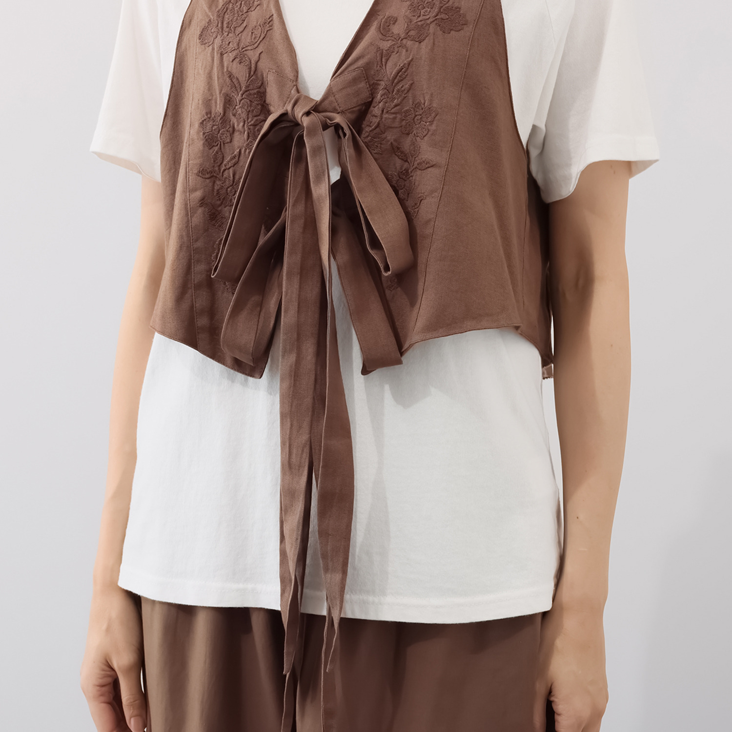 ナディー　バイ　アユーシ インドの伝統技術を駆使！ 刺しゅうが特徴的な 後ろ身頃が軽やかなジレ