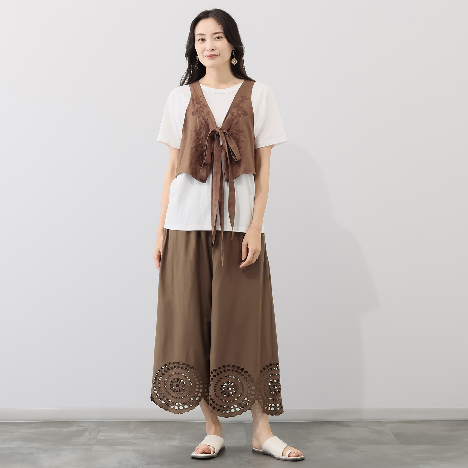 ナディー　バイ　アユーシ インドの伝統技術を駆使！ 刺しゅうが特徴的な 後ろ身頃が軽やかなジレ