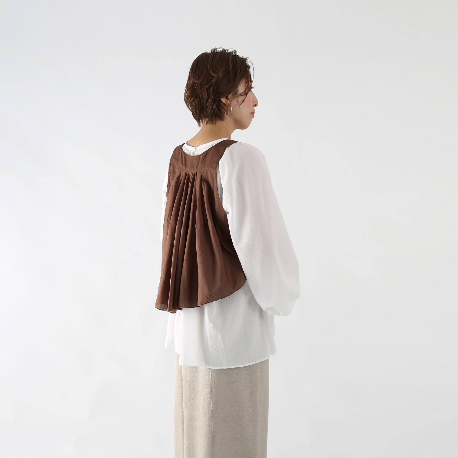 ナディー　バイ　アユーシ インドの伝統技術を駆使！ 刺しゅうが特徴的な 後ろ身頃が軽やかなジレ