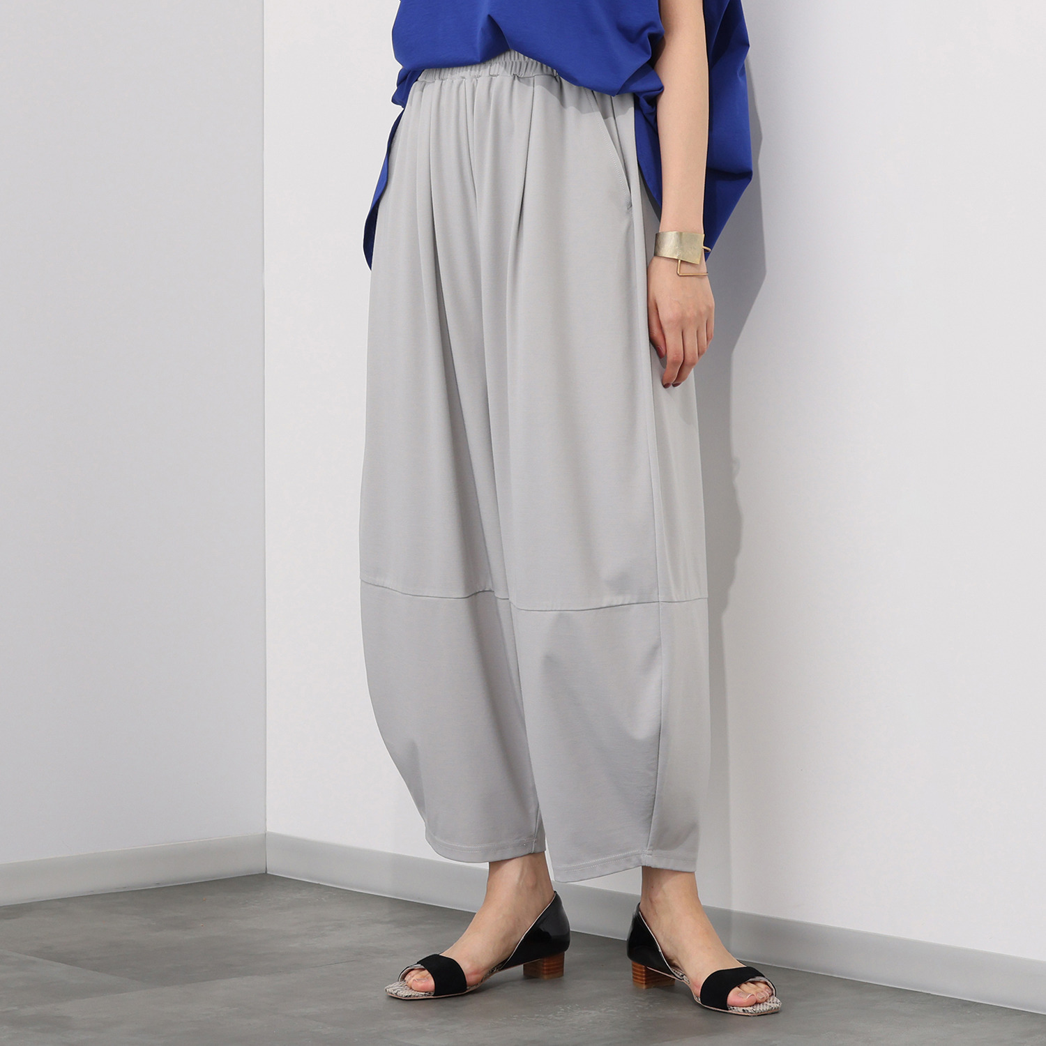 アンブリエ 接触冷感 バレルレッグパンツ