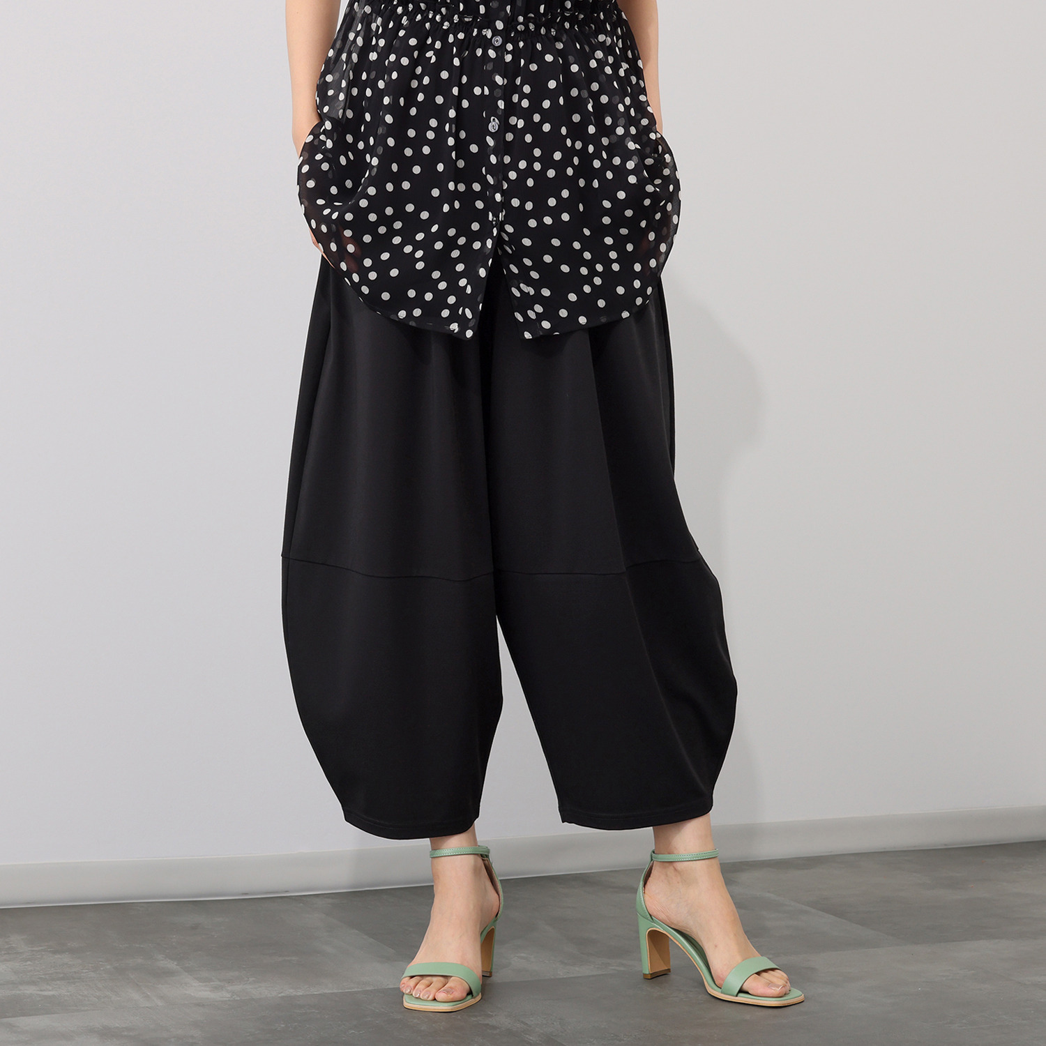 アンブリエ 接触冷感 バレルレッグパンツ