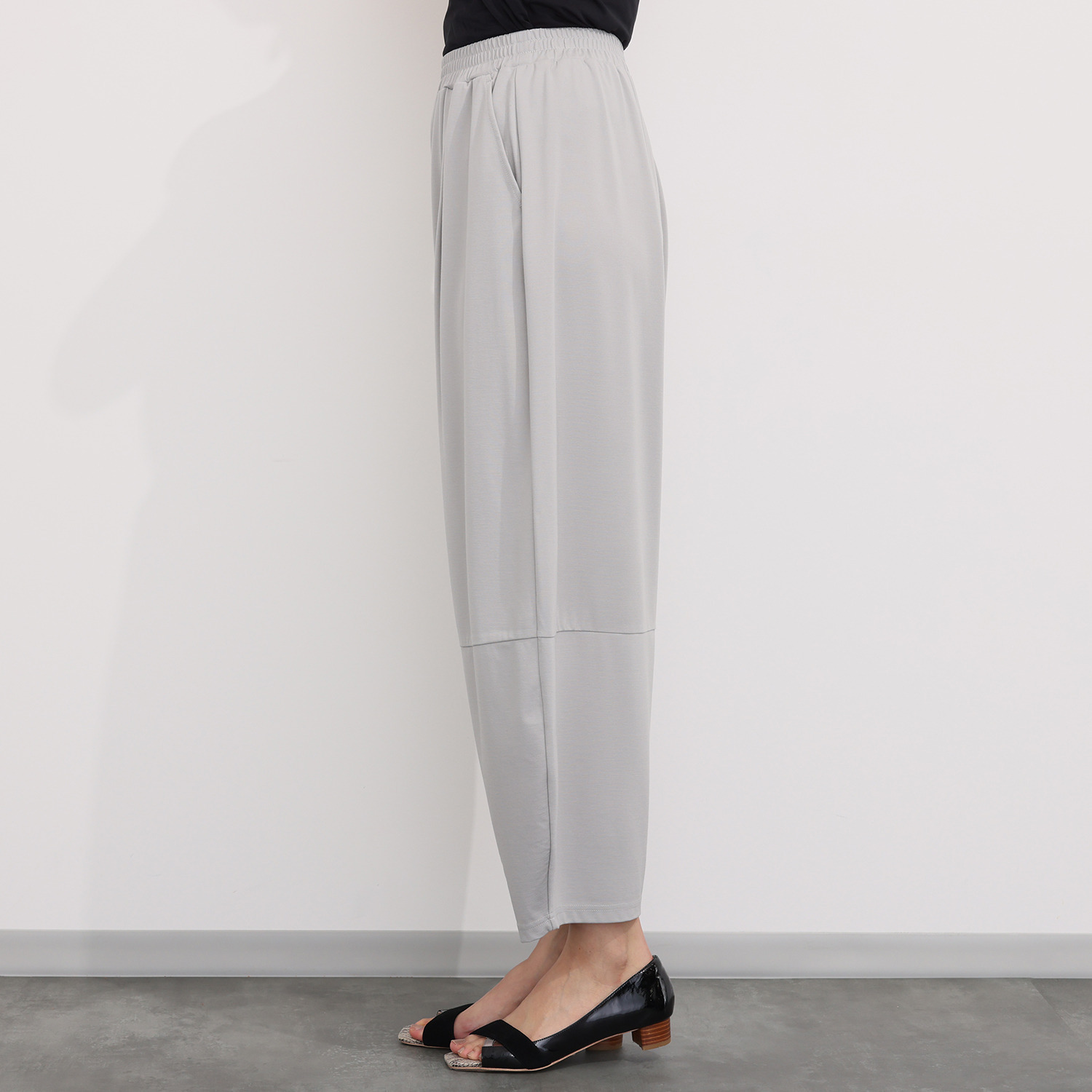 アンブリエ 接触冷感 バレルレッグパンツ