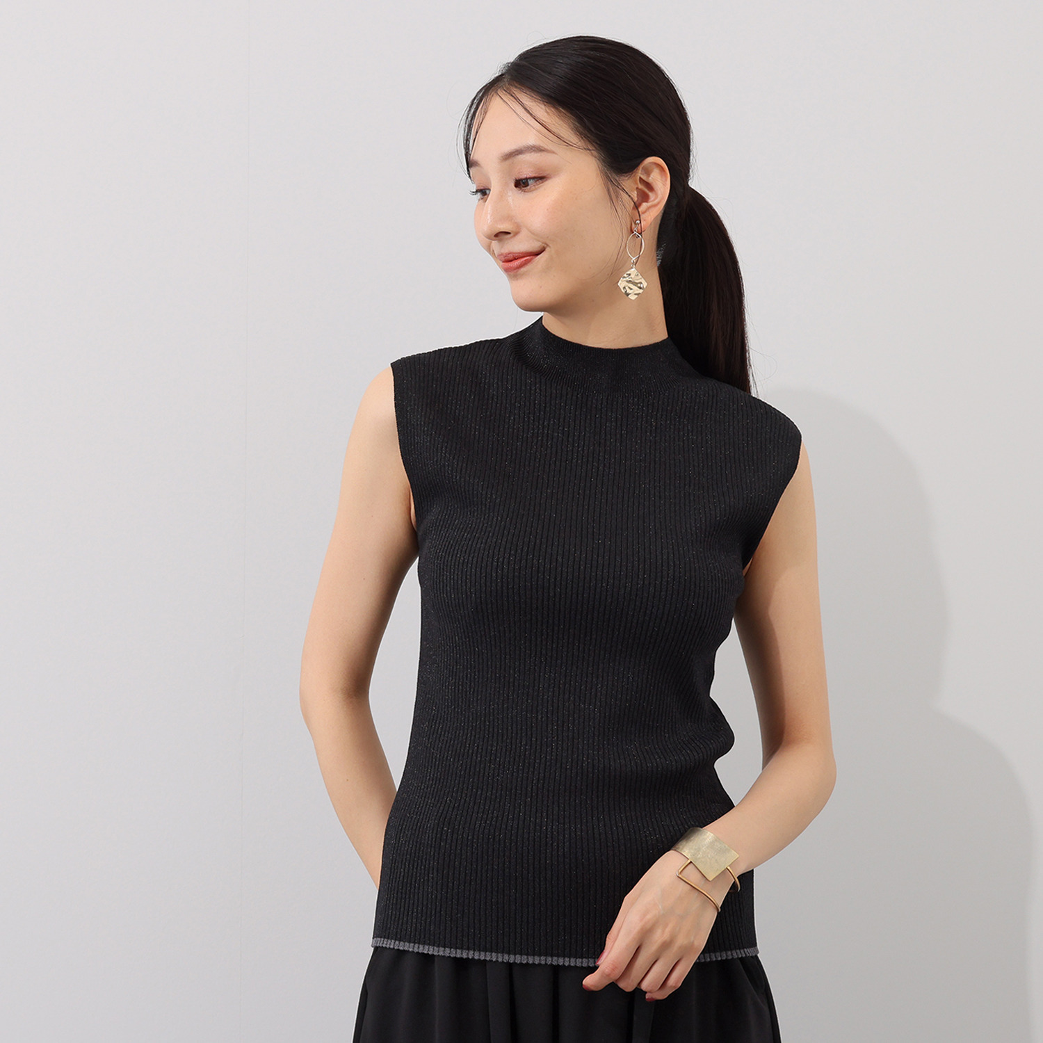 アンブリエ モックネック ラメリブタンクトップ