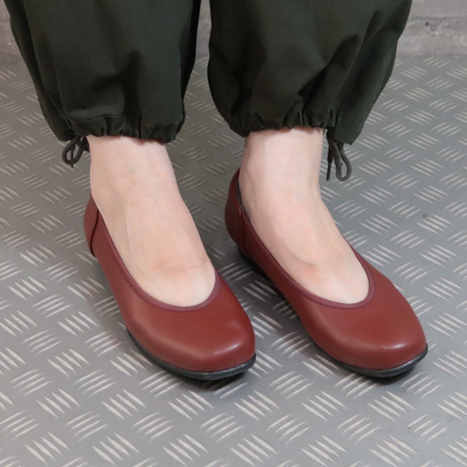 アルファキュービック 靴のマエストロ監修 軽量　ゆったり ストレッチパンプス