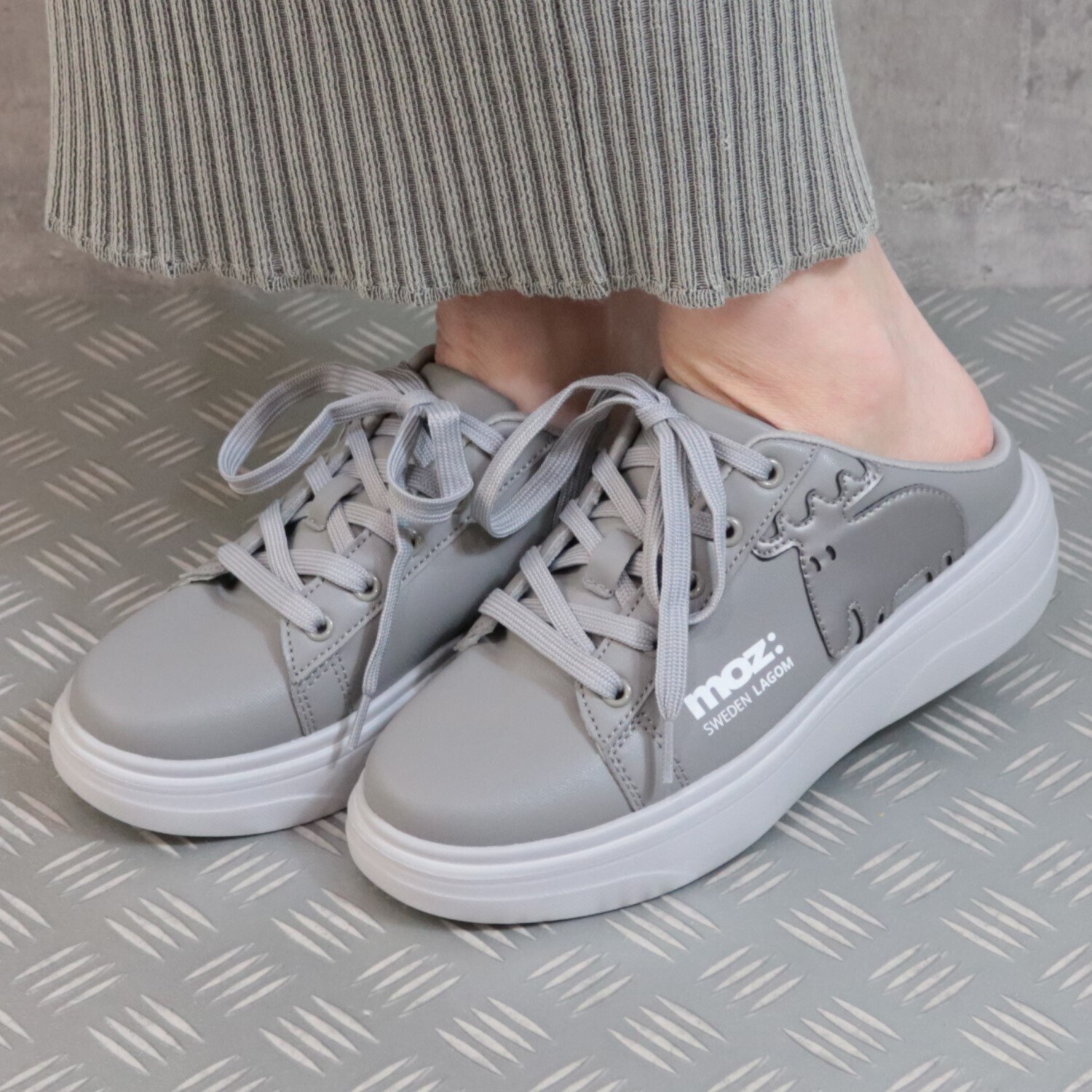 モズ 軽量・厚底 ミュールスニーカー