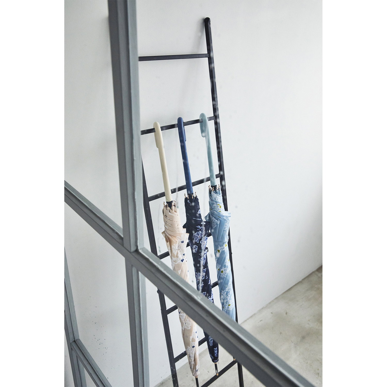 ウォーターフロント “ソフトジャンプ” スライドスリム マーガレット柄長傘