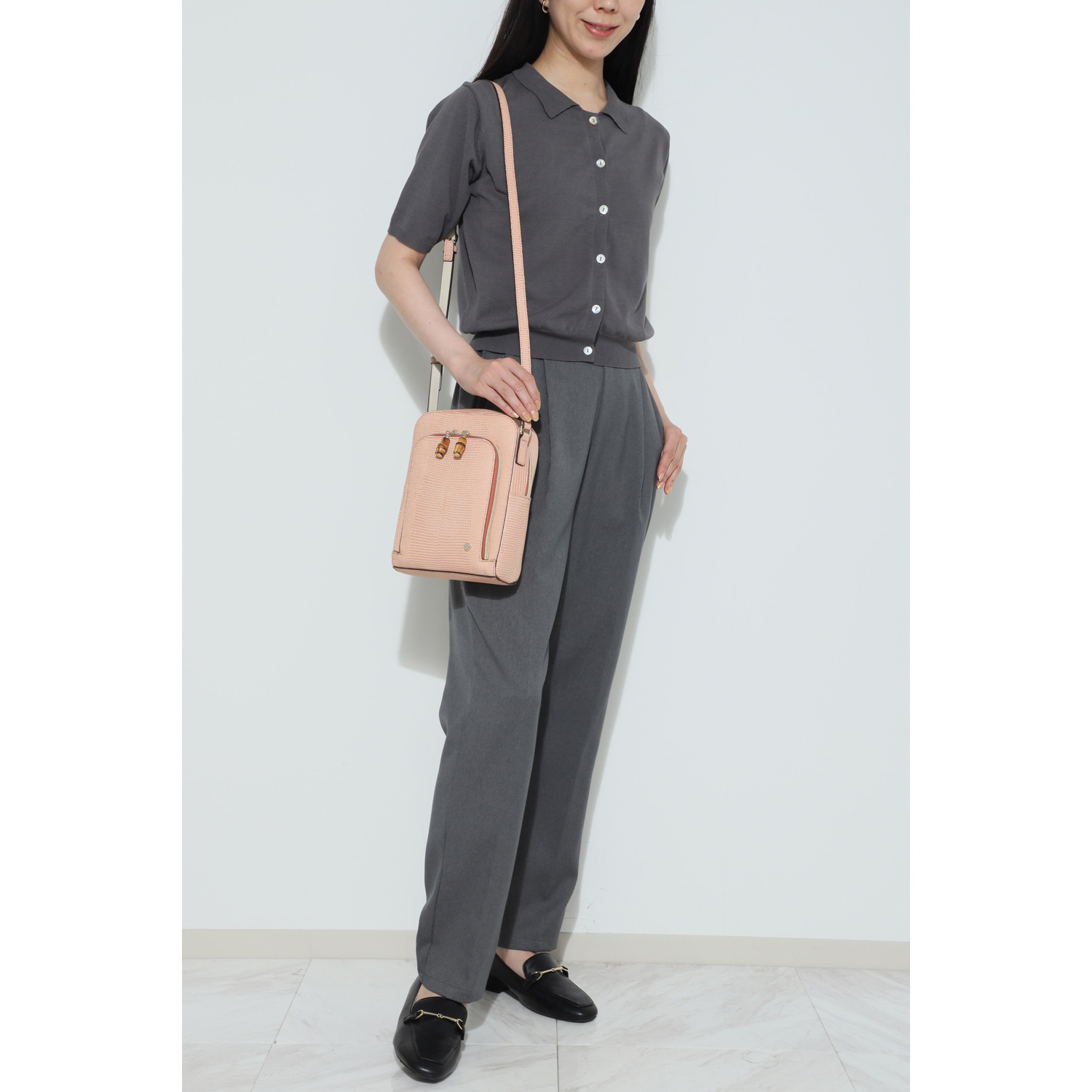 モーダプリンチペ はっ水 リザード型押しレザー 縦ショルダーバッグ